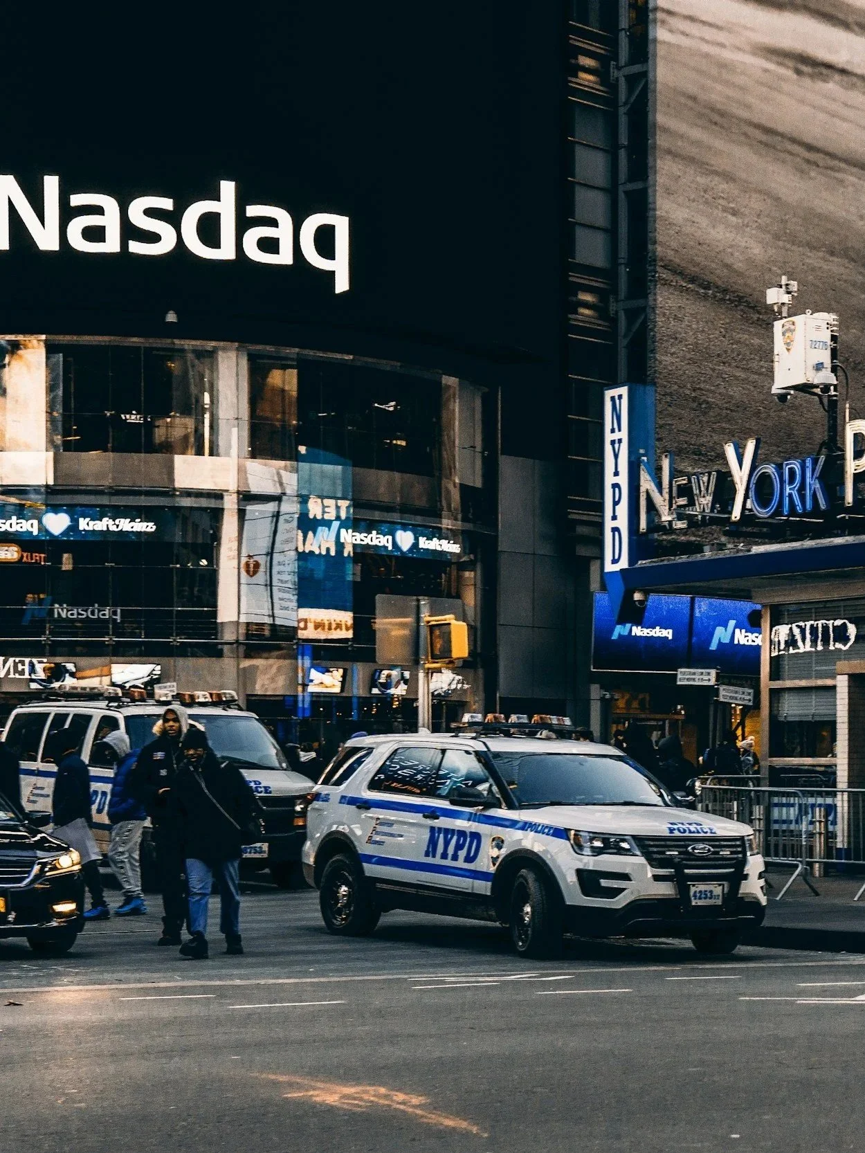 Tech Stocks Lead Nasdaq to New Highs 