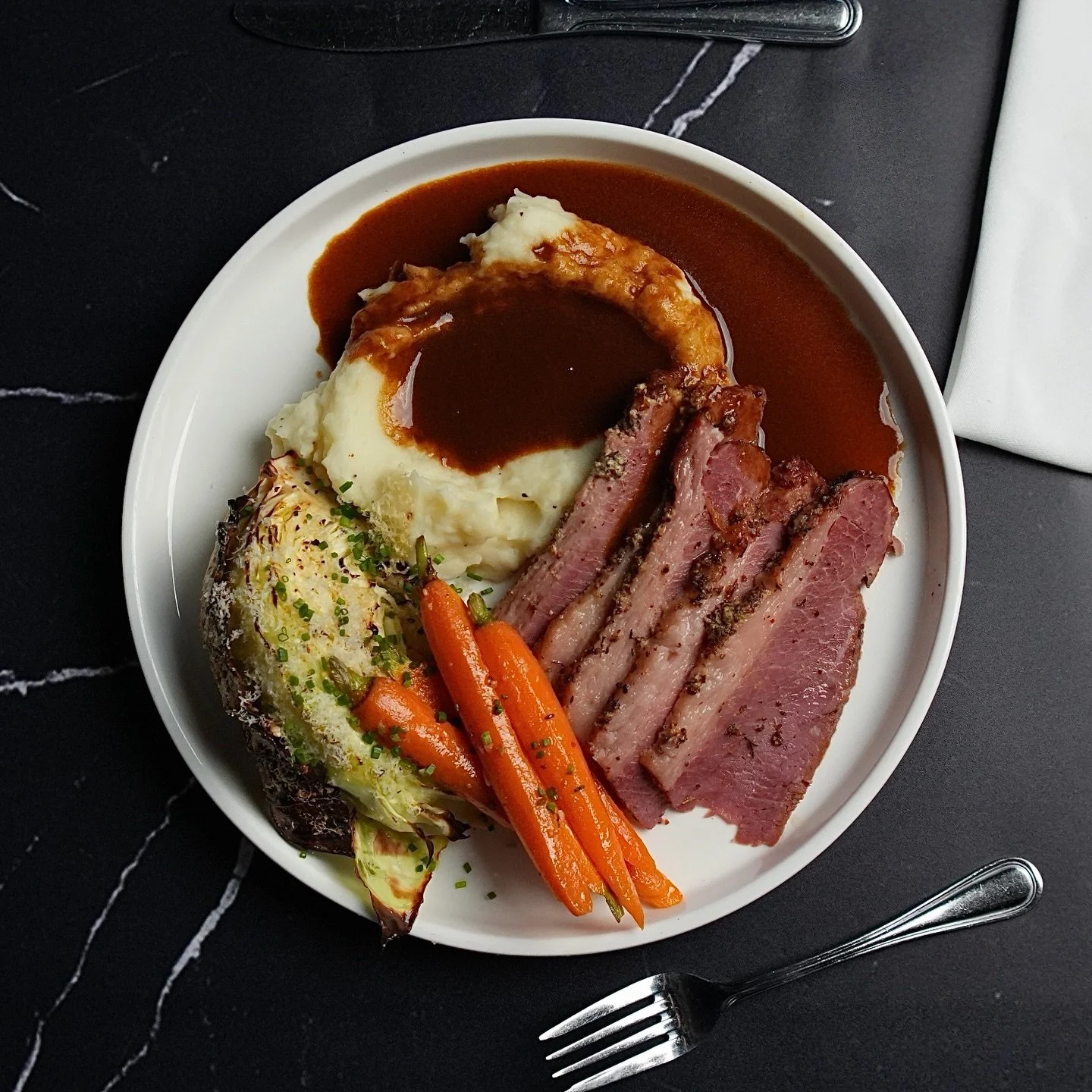 A little luck, a lot of flavor. ☘️ From festive green pancakes and waffles to hearty corned beef and cocktails to match, celebrate St. Patrick&rsquo;s Day the delicious way at Benny &amp; Mary&rsquo;s.

Available only on March 17th. 🔗Book Now

#Benn