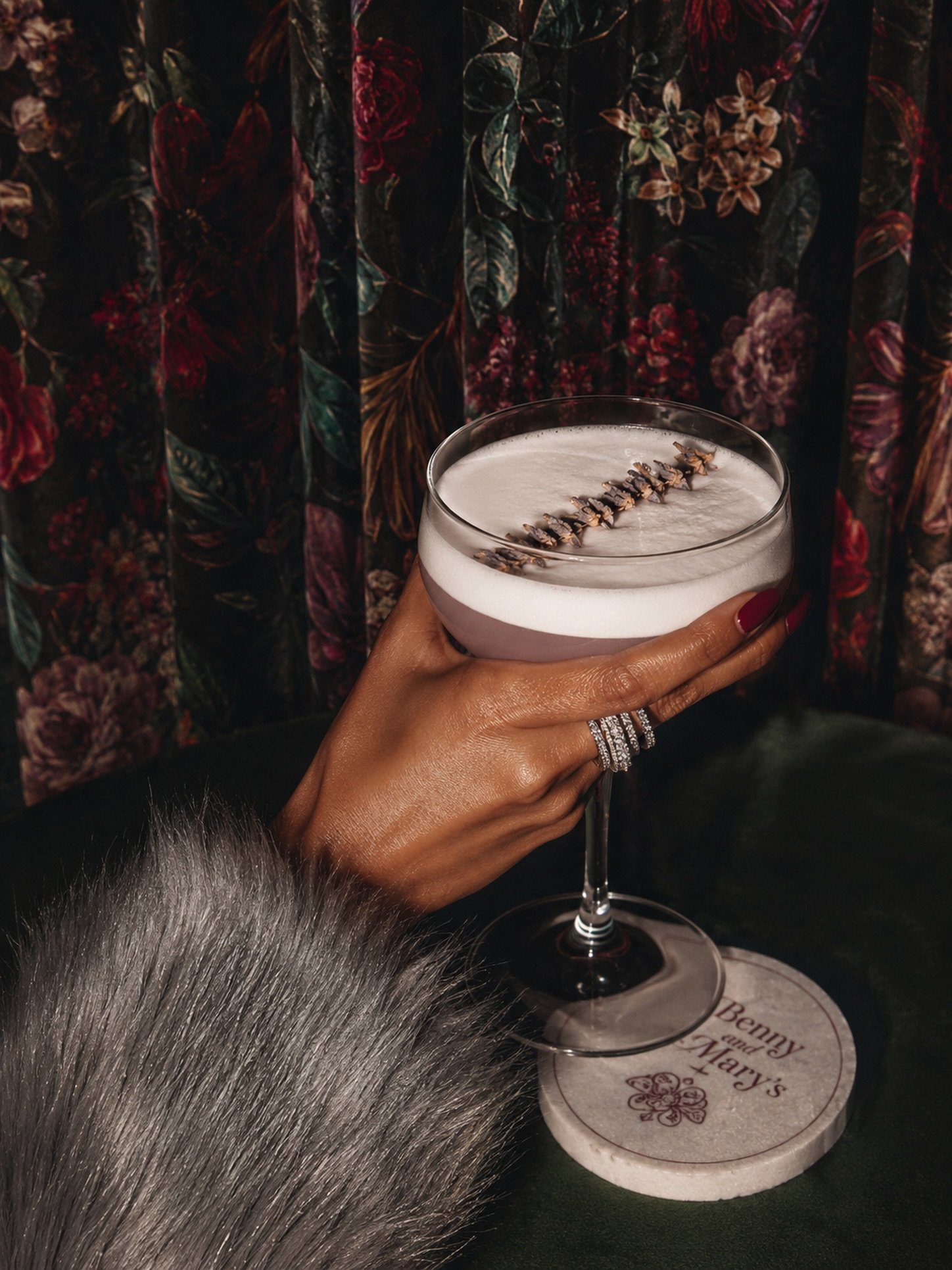 Meet Cloud Lily ☁️🌸

Gin, lemon, triple sec, violet liqueur, and a silky egg white finish.

Delicate, dreamy, and just a little dangerous.

Our new specialty cocktail menu has arrived. Reserve your table and discover your next favorite!

📍 Benny &a