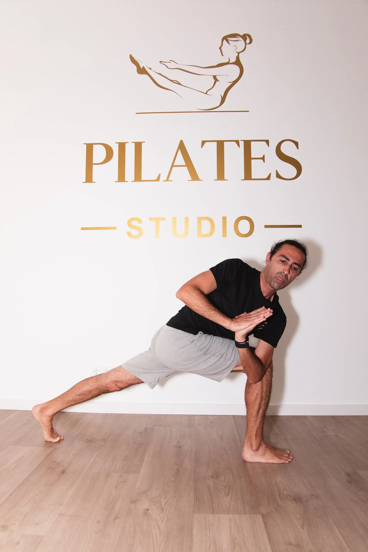 Aula de Yoga no Estúdio Maison Mariza Pilates - Postura de torção em investida
