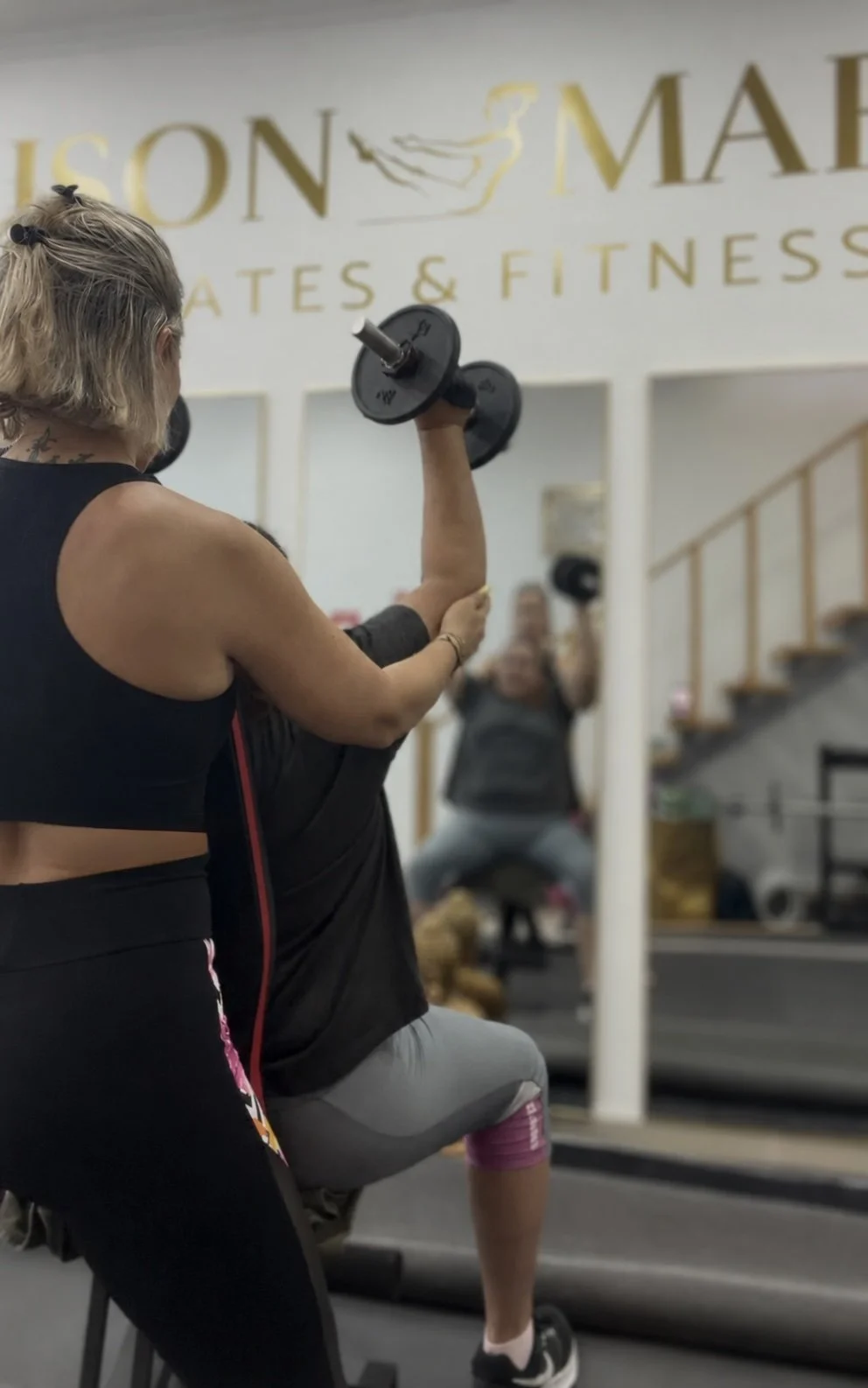 Personal Trainer ajudando nos exercicios dos membros superiores