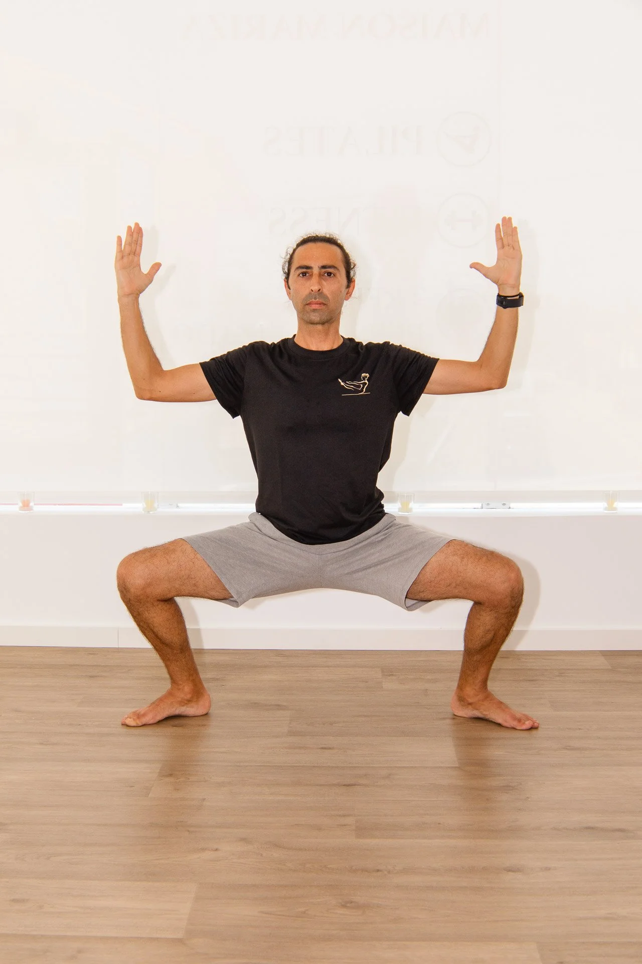 Utkata Konasana, ou Postura da Deusa. Yoga