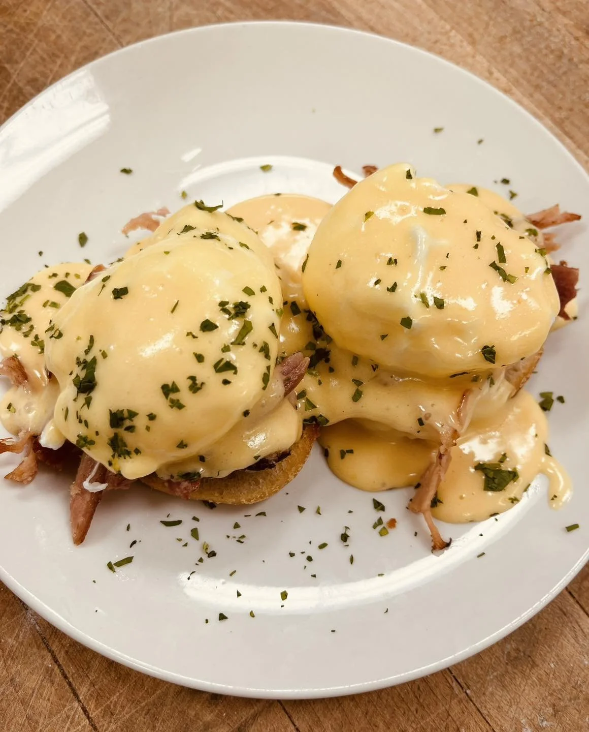 Classic eggs benedict