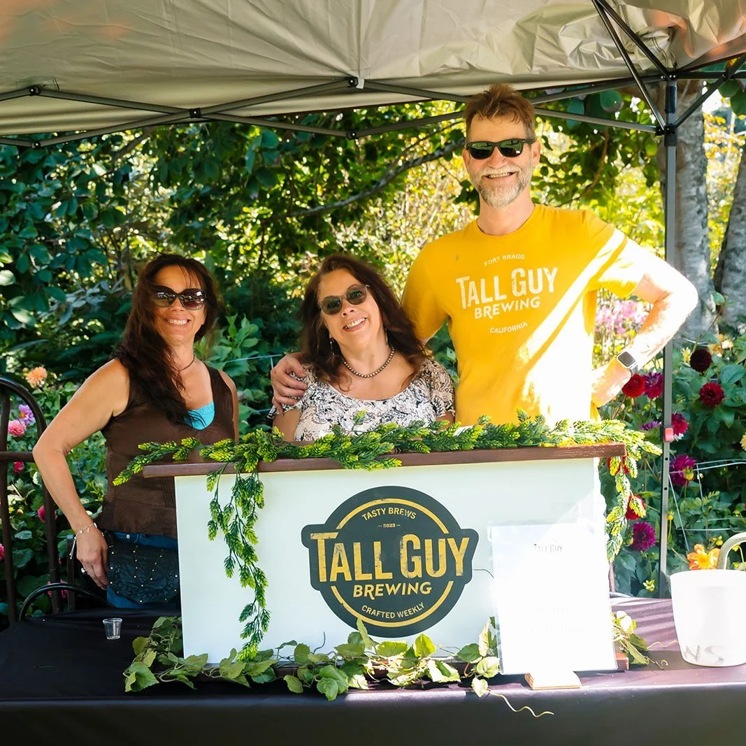 Winesong has more than just wine. New Fort Bragg favorite @tallguybrewing was in the #dahliagarden pouring some freshly brewed beers to break up all of the amazing #wines. Check them out along with nearly 100 other wineries, breweries, distilleries a