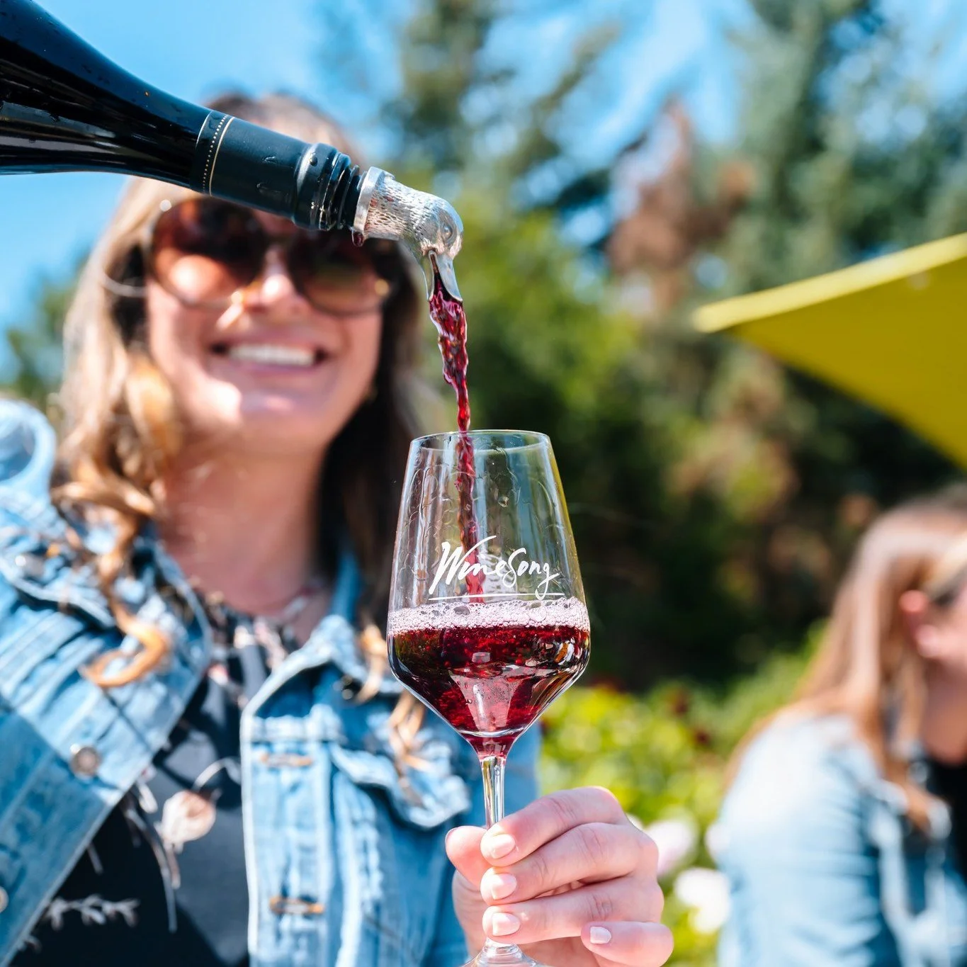 Whether in the Dahlia Garden or in the heart of #andersonvalley you can always find @goldeneyewine pouring delicious #pinotnoir #bubbles and more. Celebrating their #30thbirthday Goldeneye is a must visit in Anderson Valley 🍷

#wineryspotlight #must