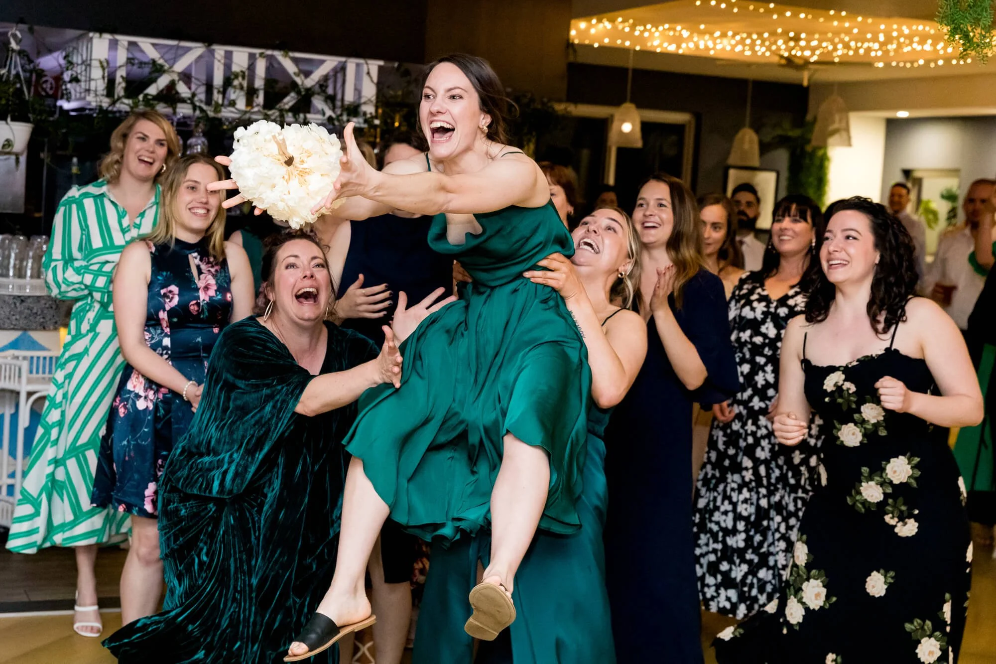 best-wedding-photography-catching-bridal-bouquet.jpg