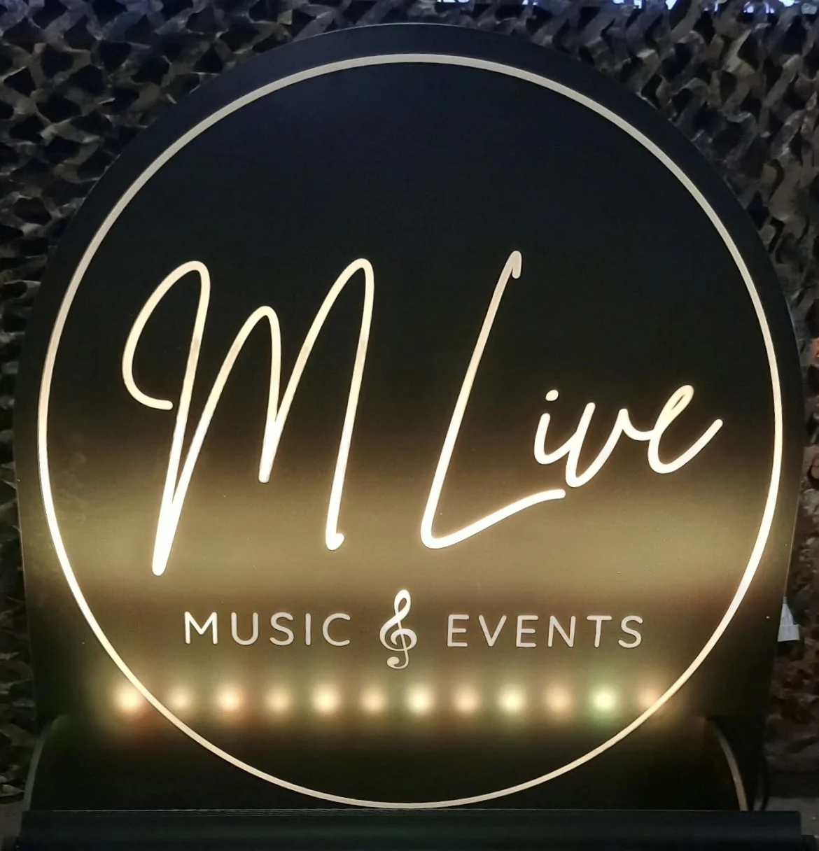 Logo lumineux pour McLife, une entreprise d'organisation de musique et d'événements.