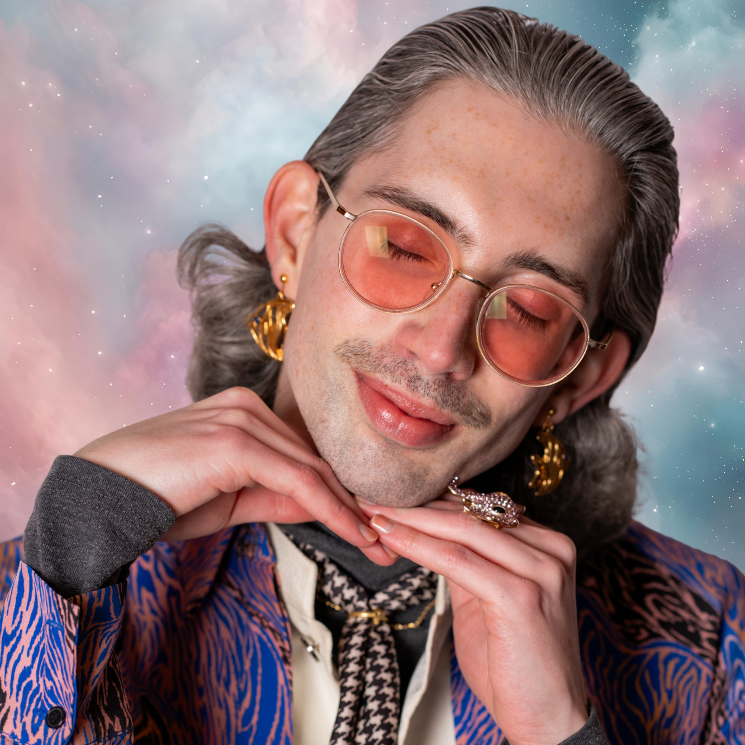 its_tombragg - headshot 2025.png