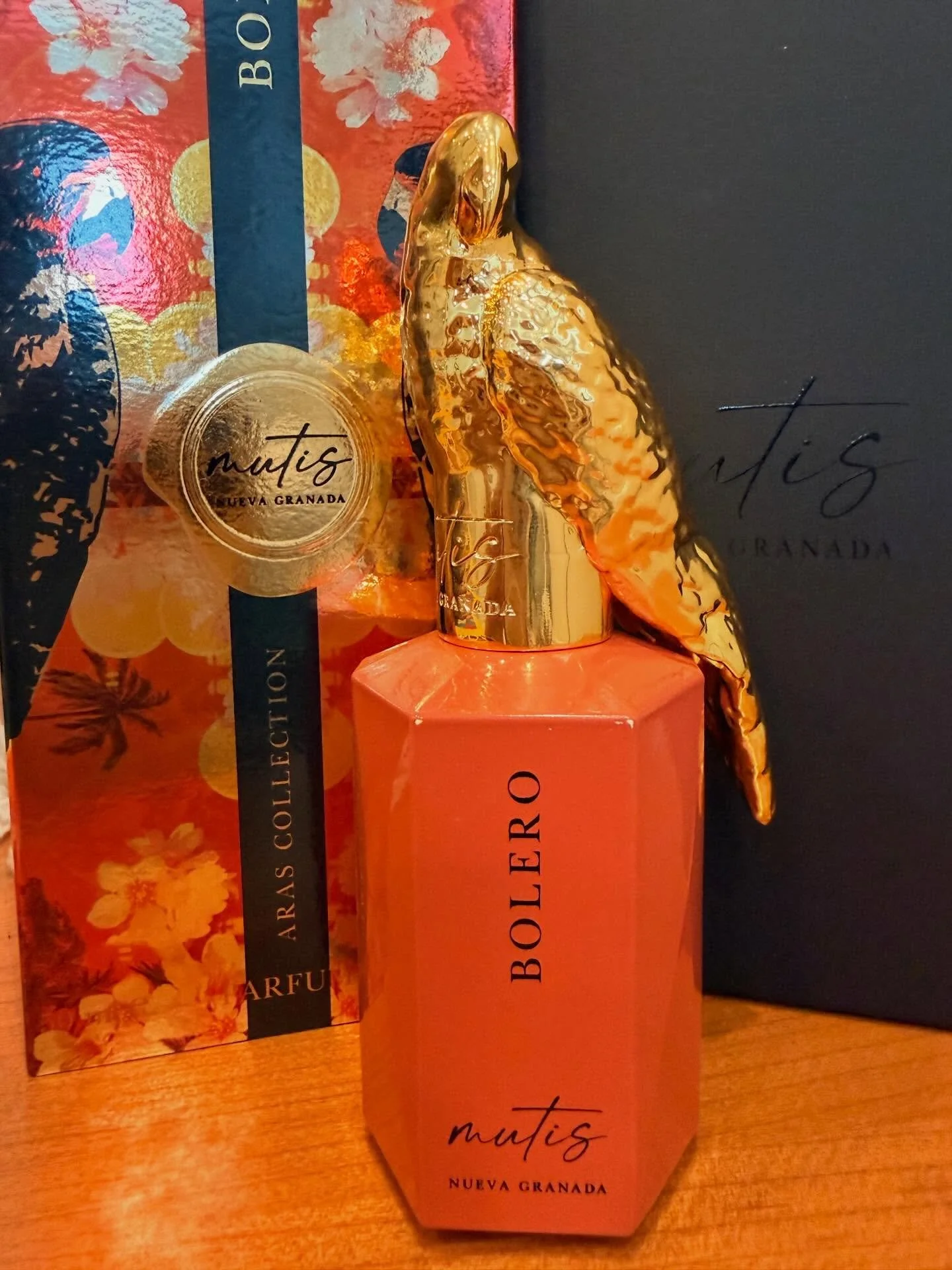 @mutisperfumes 

BOLERO

House: Mutis Nueva Granada
Year Released: 2025
Perfumer (Nose): Luca Maffei
Fragrance Family: Oriental Vanilla

⸻

Note Pyramid

Top Notes
Rose &middot; Sweet Orange &middot; Almond Blossom

Middle Notes
Agarwood (Oud) &middo