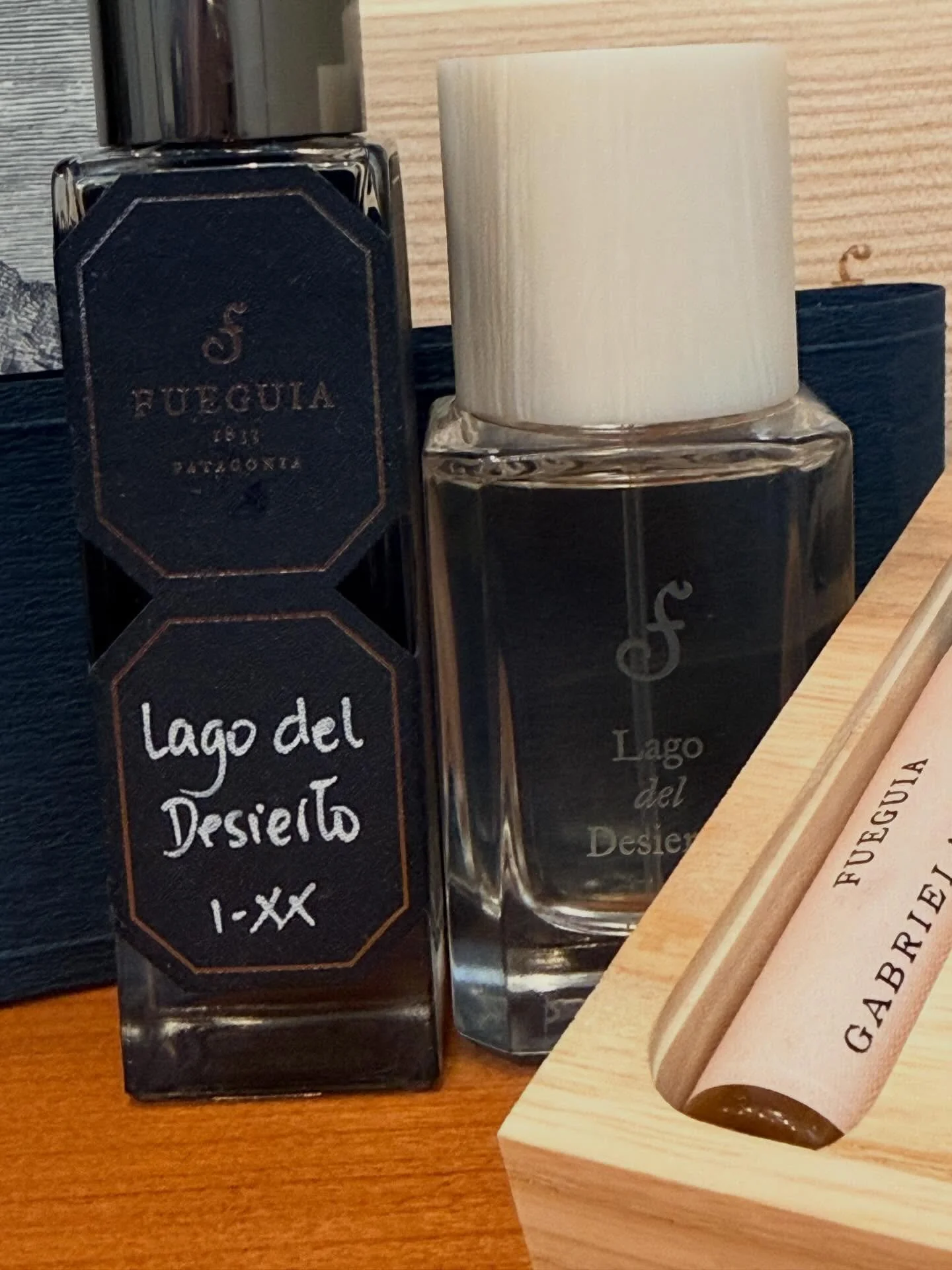 @fueguia1833 
LAGO DEL DESIERTO

House: Fueguia 1833
Year Released: 2010
Perfumer (Nose): Juli&aacute;n Bedel
Fragrance Family: Floral (Translucent, Woody Aquatic facets)

⸻

Note Pyramid

Top Notes
Musk

Middle Notes
Woody Notes

Base Notes
Woody No