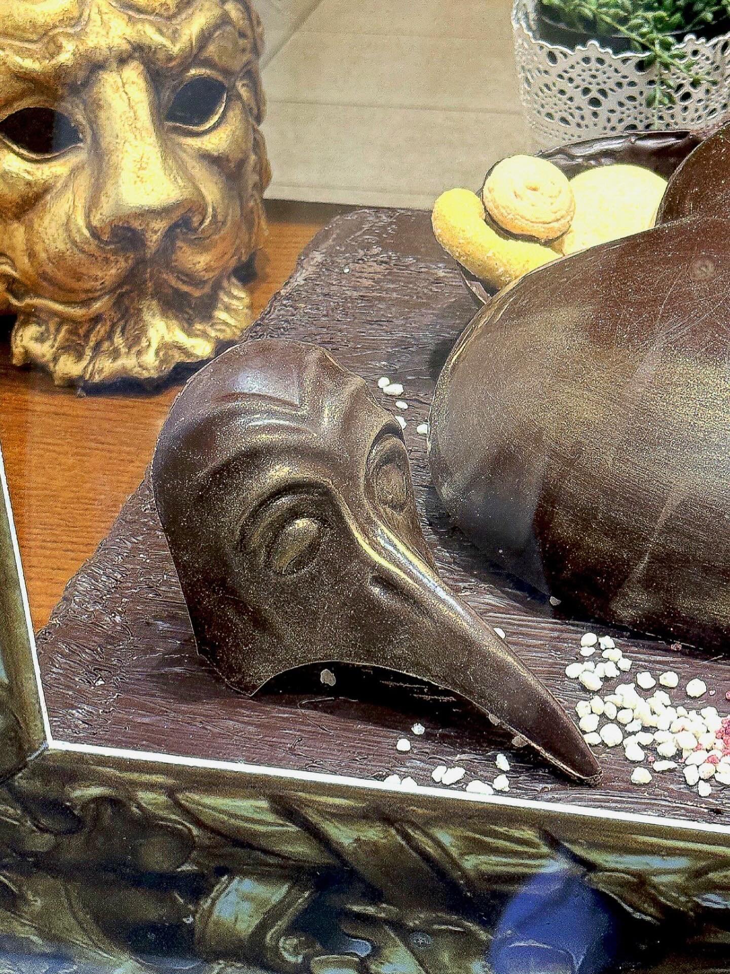 Carnival in Venice -handcrafted chocolate masks bring the spirit of the lagoon to life in the sweetest way.🍫🎭VeniceCarnival #CarnevaleDiVenezia #ChocolateArt #EdibleArt #luxurydesserts💖