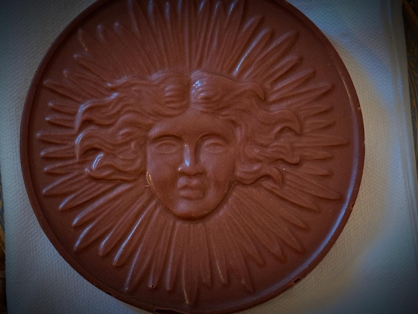 ⸻

Starting Chocla8 with a royal vibe! 🍫👑
Found this sun-kissed chocolate medallion waiting in my room at the palace &mdash; Versailles really said bon app&eacute;tit. 🌞✨ @airelleschateaudeversailles #chocolates