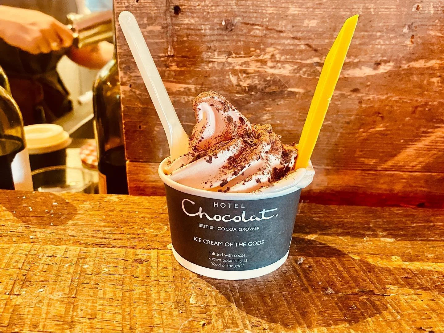 A cool break at @rabotlondon Rabot London for an ice cream from @hotelchocolat the BEST part is the for chocolate lovers are the chocolate shavings on top and mango flavored chocolate accoutrement ❤️ #rabotlondon  #morecacaolesssugar #chocmobileselfi