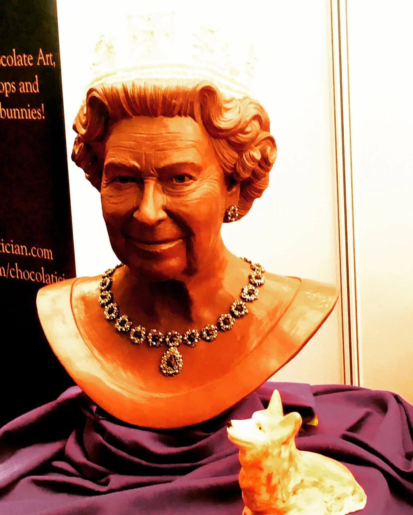 Leaving for London today the last time I was there it was for Chocolat week several years ago. I saw the queen😊🍫❤️ #chocolate #choclat #foodie #queen #london #art #kur8ed
