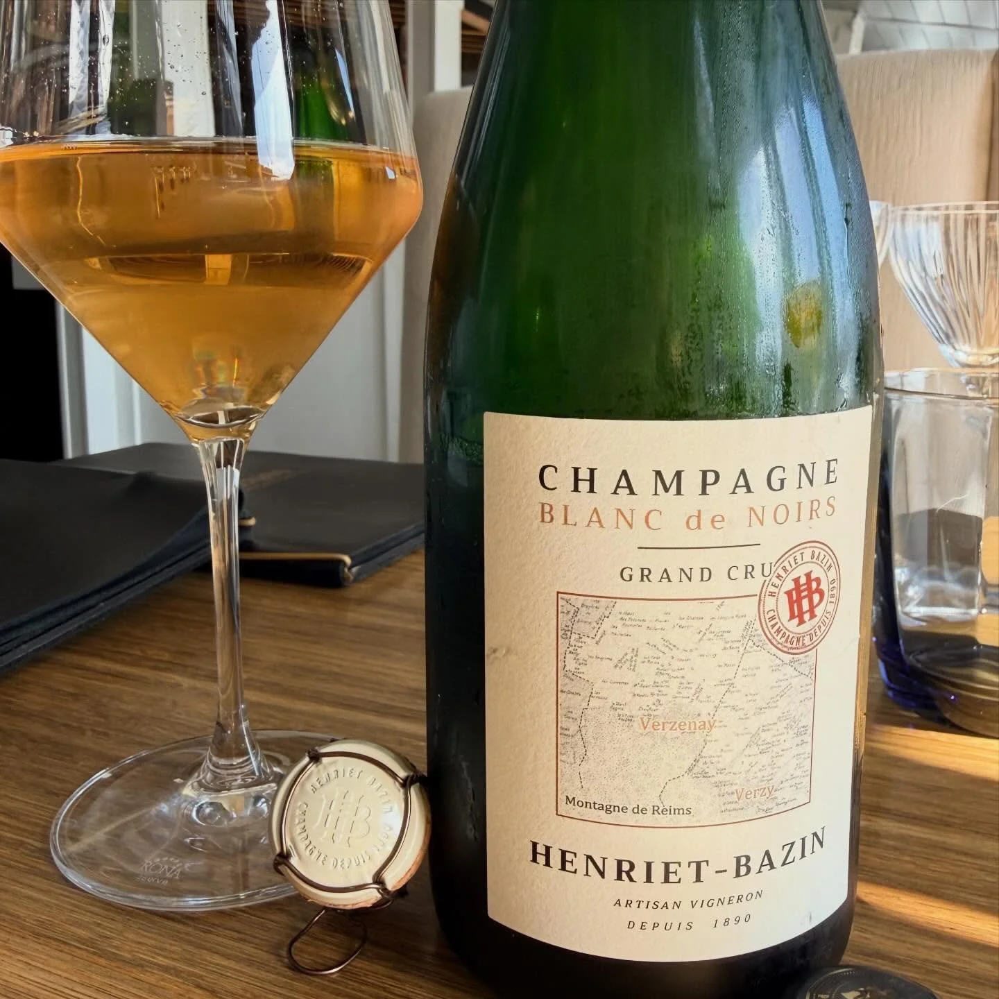 HENRIET-BAZIN
Blanc de Noirs Grand Cru

Champagne, France
Montagne de Reims

Village(s): Verzenay (Grand Cru), Verzy (Grand Cru)

Classification: Grand Cru

Grape Variety: 100% Pinot Noir

Vineyard Details:
Family-owned vineyards since 1890
Average v