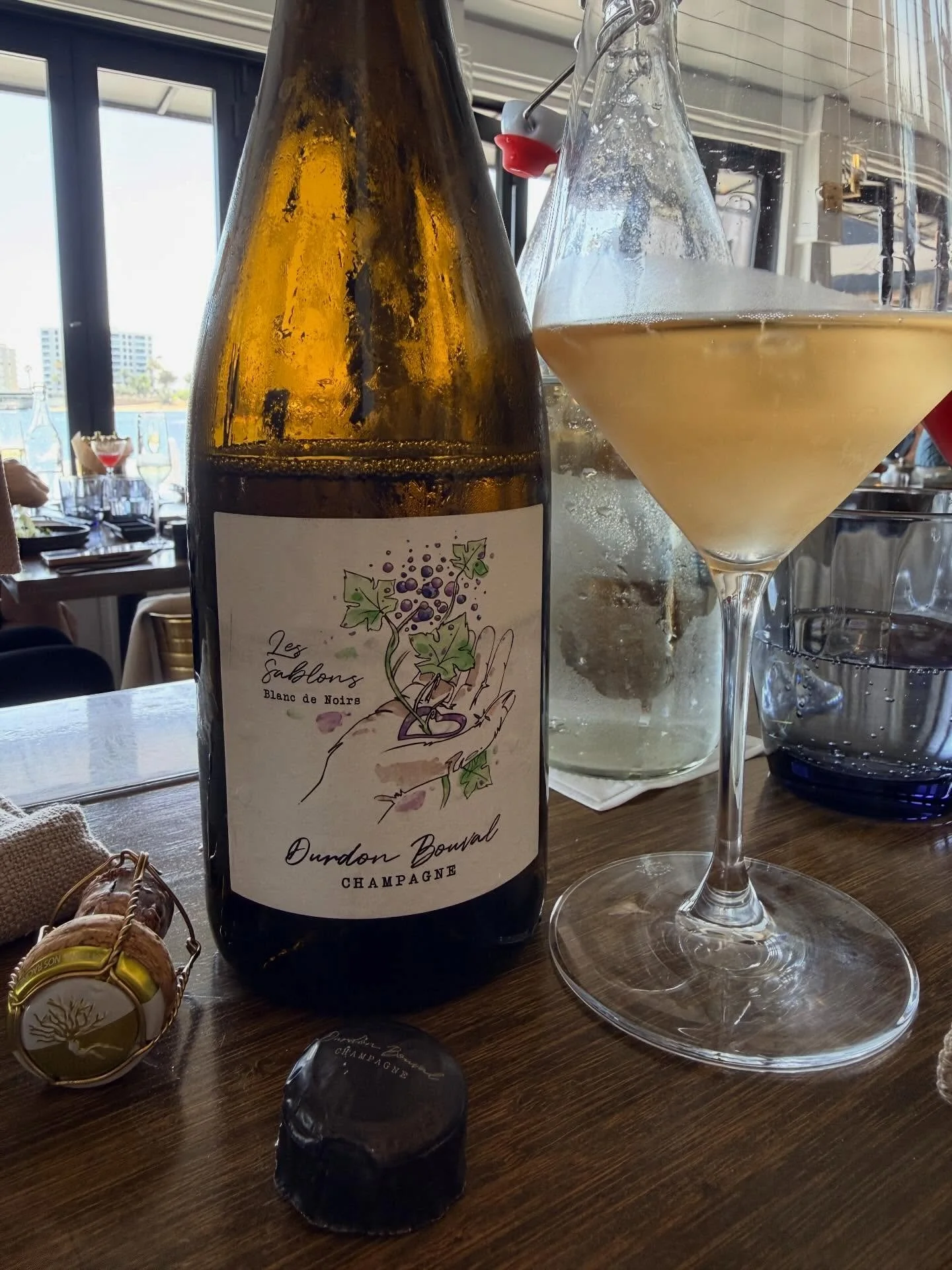 Champagne Durdon-Bouval
Les Sablons
Blanc de Noirs &bull; Parcellaire 
Vintage

2020

Grapes

100% Meunier

Vine Age

Approximately 40-year-old vines
Terroir

Limon-calcaire (chalky limestone-clay soils)
Marne Valley &bull; South / southeast exposure