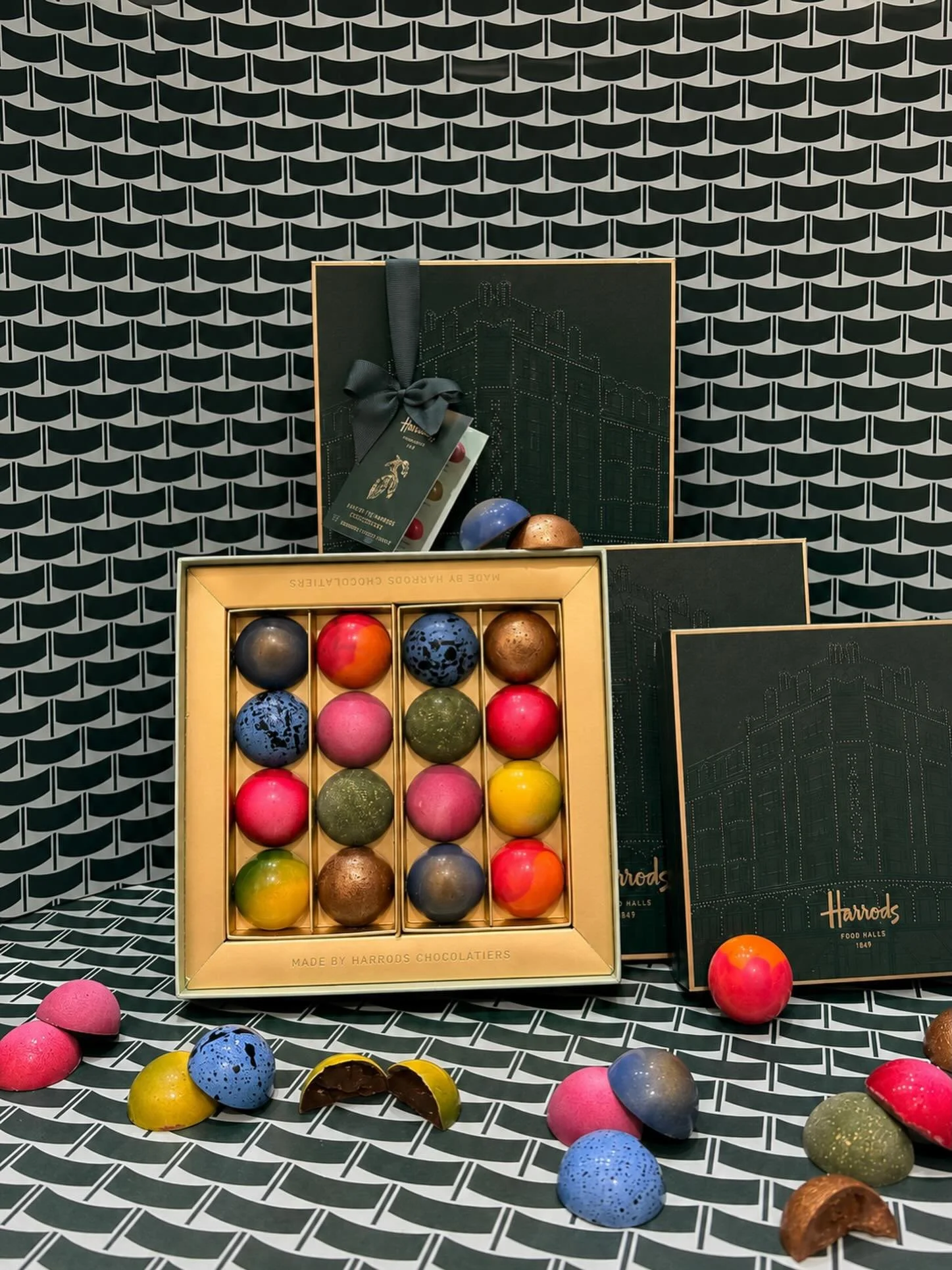 London indulgence at its finest ✨
The signature chocolate box from Harrods &mdash; almost too beautiful to eat. 💝💝 @harrods #Harrods #LondonLuxury #ChocolateLover #LuxuryChocolate #londonfinds