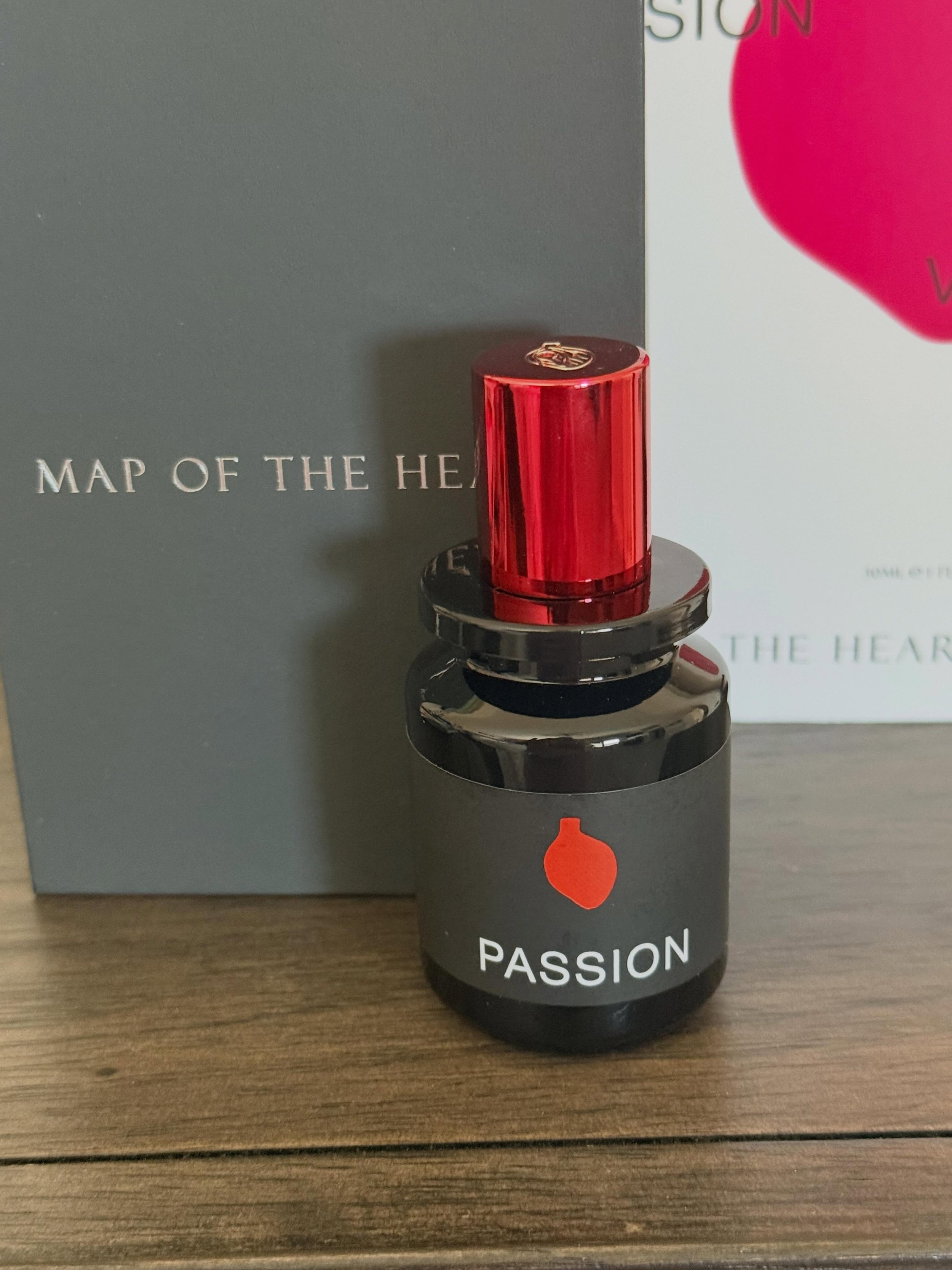 @mapoftheheart 

FRAGRANCE NAME

V.3 Passion

HOUSE

Map of the Heart￼

CONCENTRATION

Eau de Parfum

COUNTRY OF ORIGIN

Australia (Brand Origin)

MANUFACTURED IN

France

Top Notes

* Feijoa
* Spices

Heart Notes

* Tuberose

Base Notes

* Musk
* Va