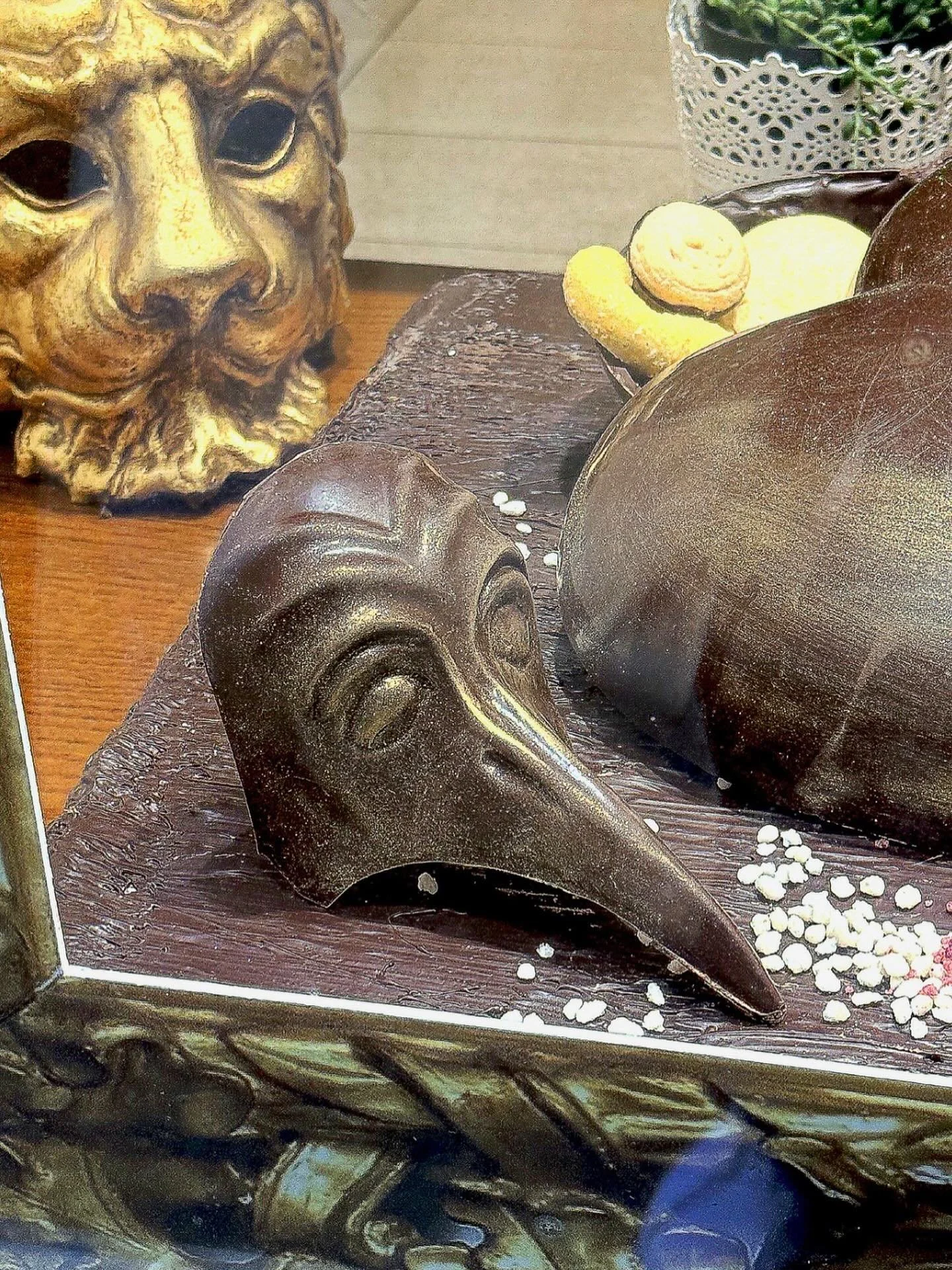 Carnival in Venice -handcrafted chocolate masks bring the spirit of the lagoon to life in the sweetest way.🍫🎭VeniceCarnival #CarnevaleDiVenezia #ChocolateArt #EdibleArt #luxurydesserts💖