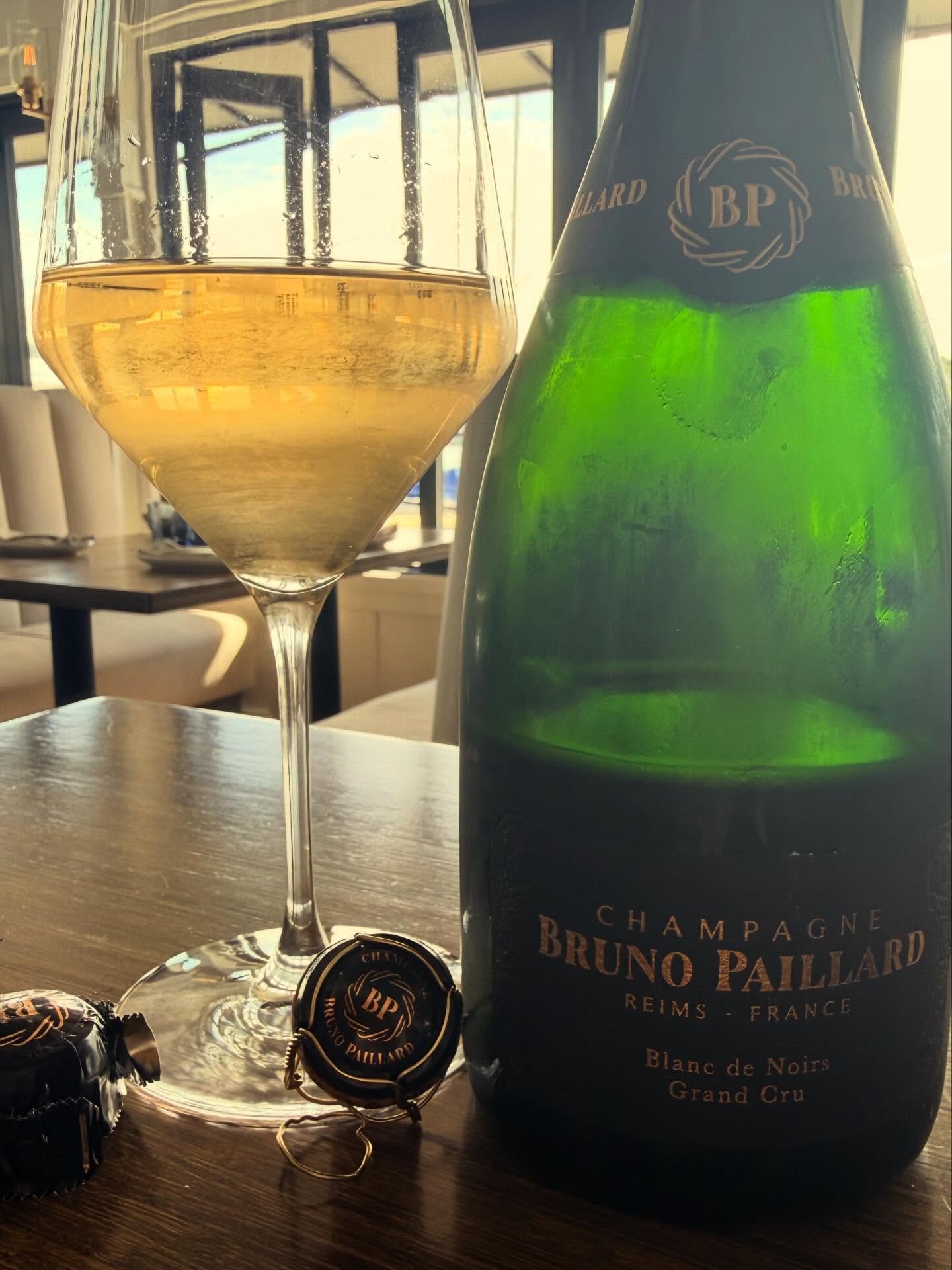 Bruno Paillard-Blanc de Noirs Grand Cru
&bull; 100% Pinot Noir
Grand Cru villages in the Montagne de Reims

 Multi-vintage blend
&bull; Partial oak fermentation
&bull; Aging on lees over 3 years
&bull; Dosage: 3 g/L (Extra Brut style)
&bull; Disgorge