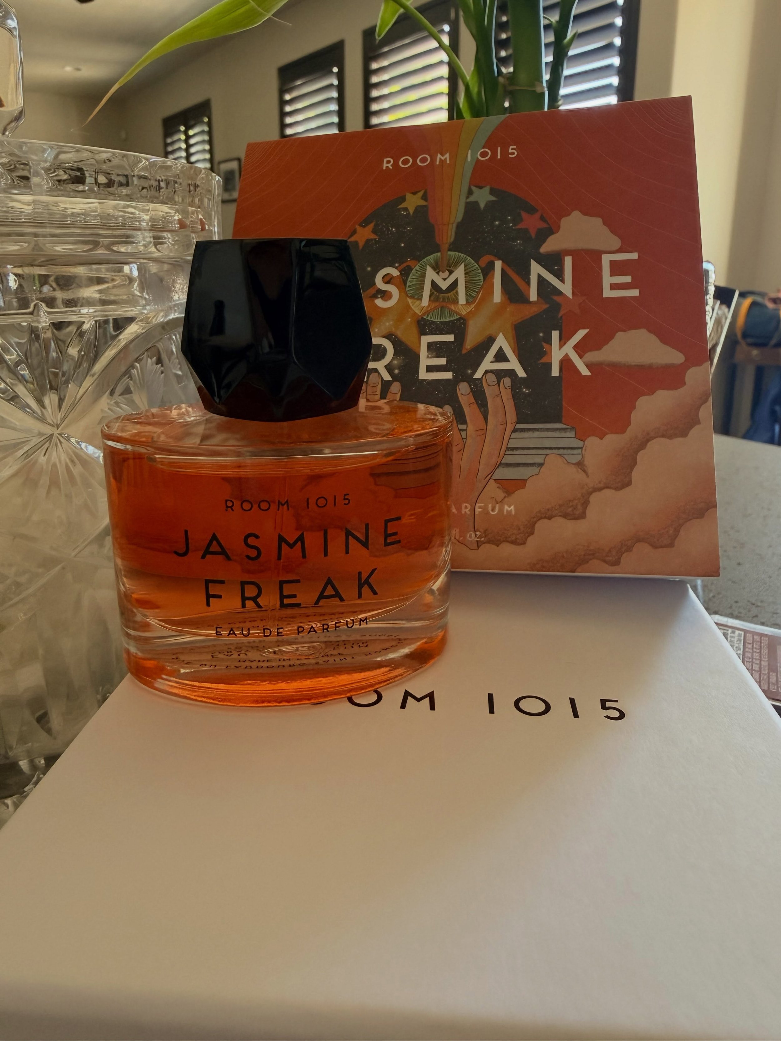 ROOM 1015 &ndash; JASMINE FREAK

Brand: Room 1015
Fragrance: Jasmine Freak
Concentration: Eau de Parfum
Release Year: 2023
Perfumer (Nose): J&eacute;r&ocirc;me di Marino

Fragrance Family

White Floral &bull; Green &bull; Solar

Fragrance Notes

Top 