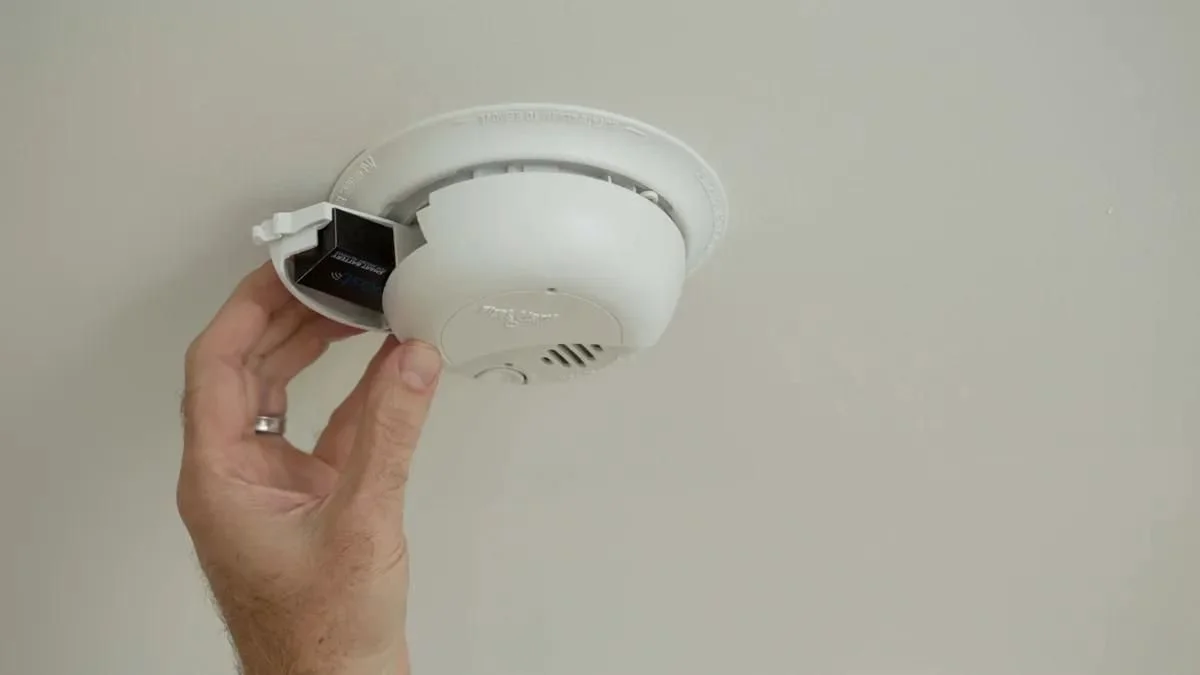 how-to-put-a-battery-in-a-smoke-detector-1698689049.jpg