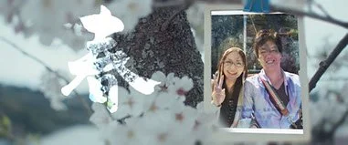 桜の花と窓に映った幸せそうな二人の女性の写真