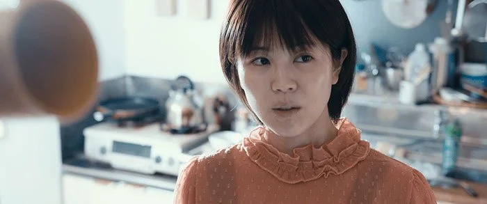 女性がキッチンで話しているシーン
