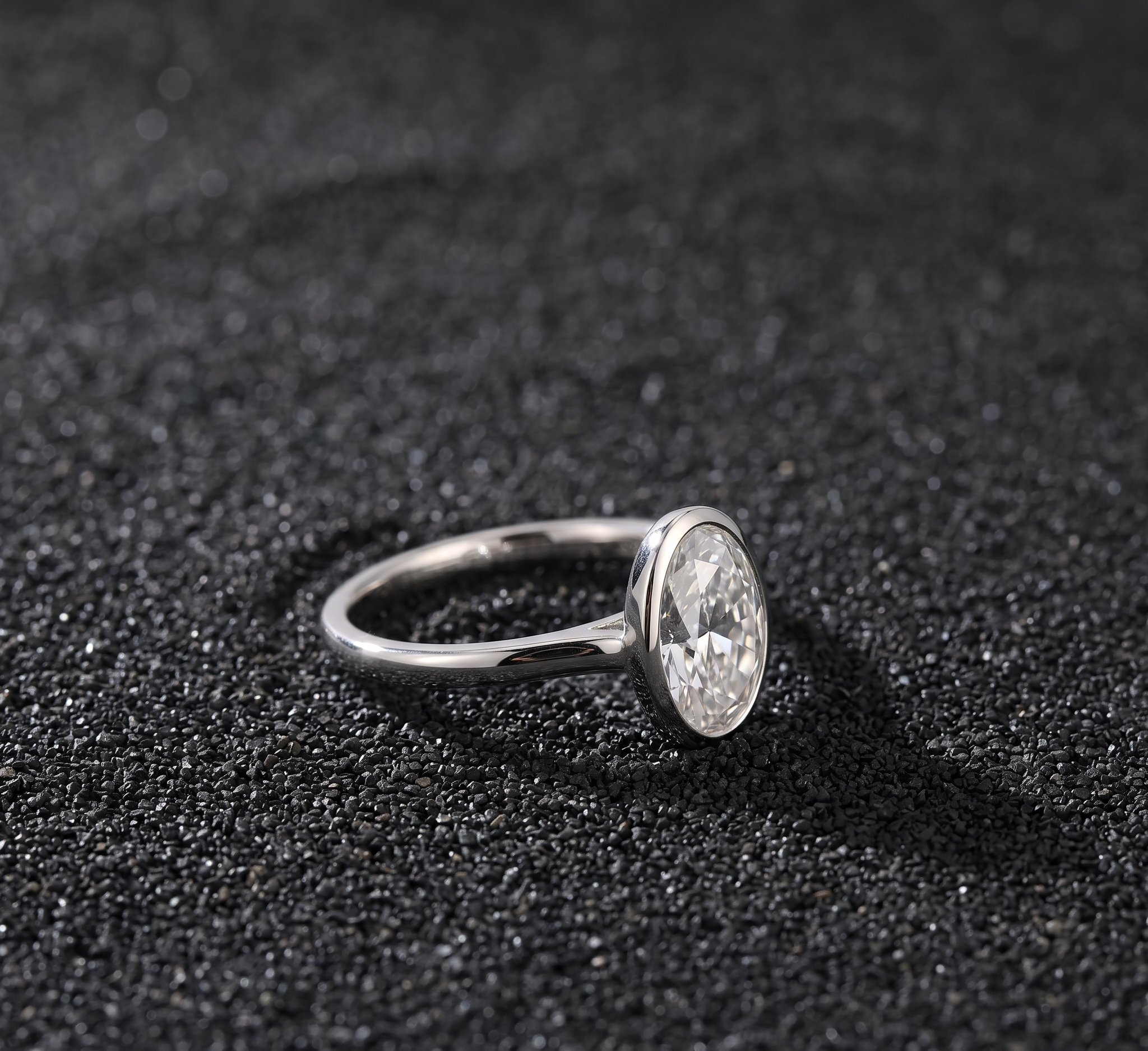 11 Oval Bezel Solitaire 004 RS 318 WG Side Flat.png