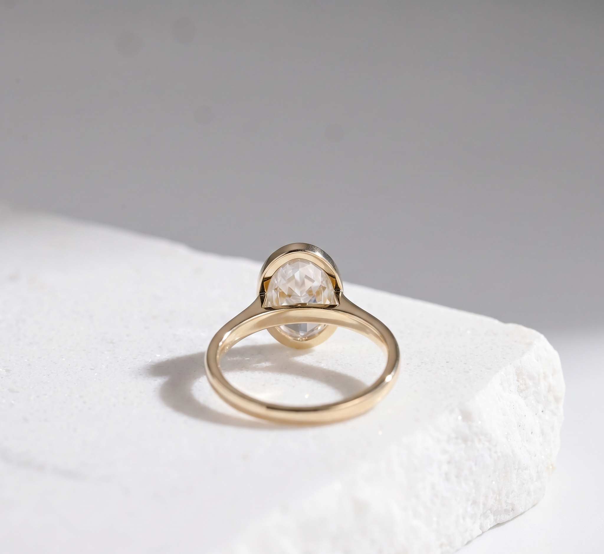 11 Oval Bezel Solitaire 004 RS 318 YG Back.png