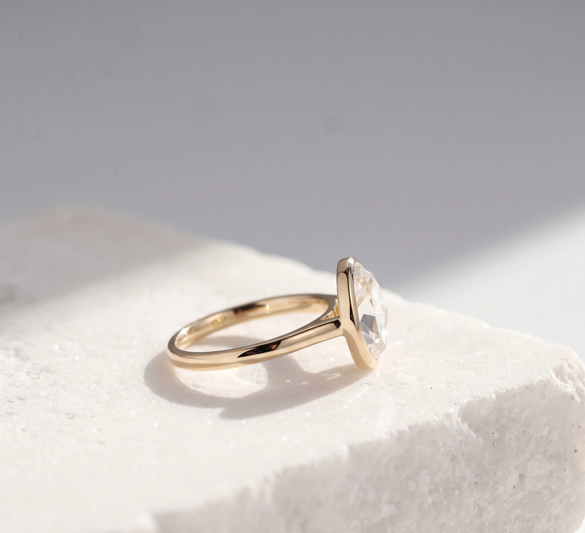 11 Oval Bezel Solitaire 004 RS 318 YG Side Flat.png