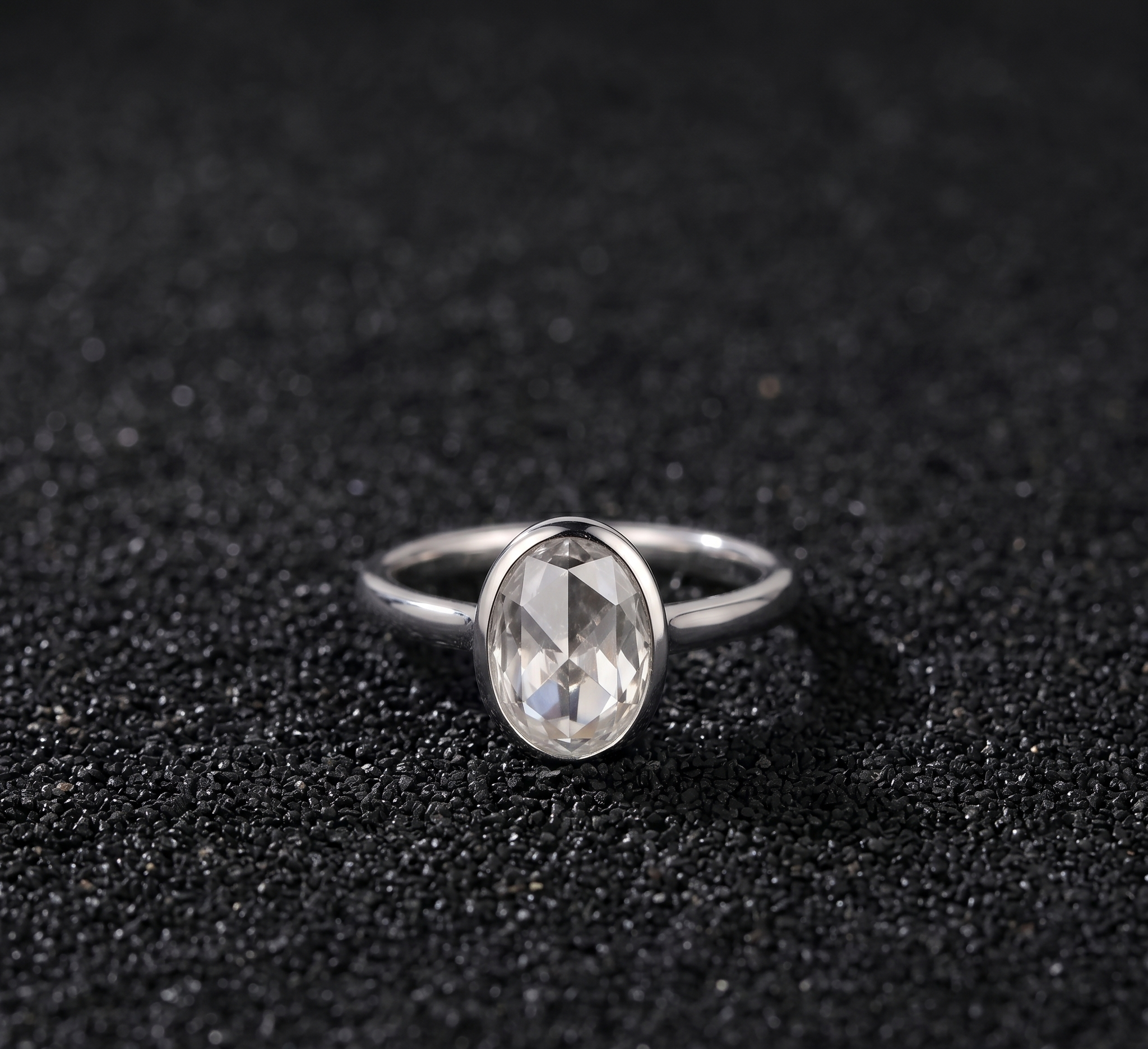11 Oval Bezel Solitaire 004 RS 318 WG Hero.png
