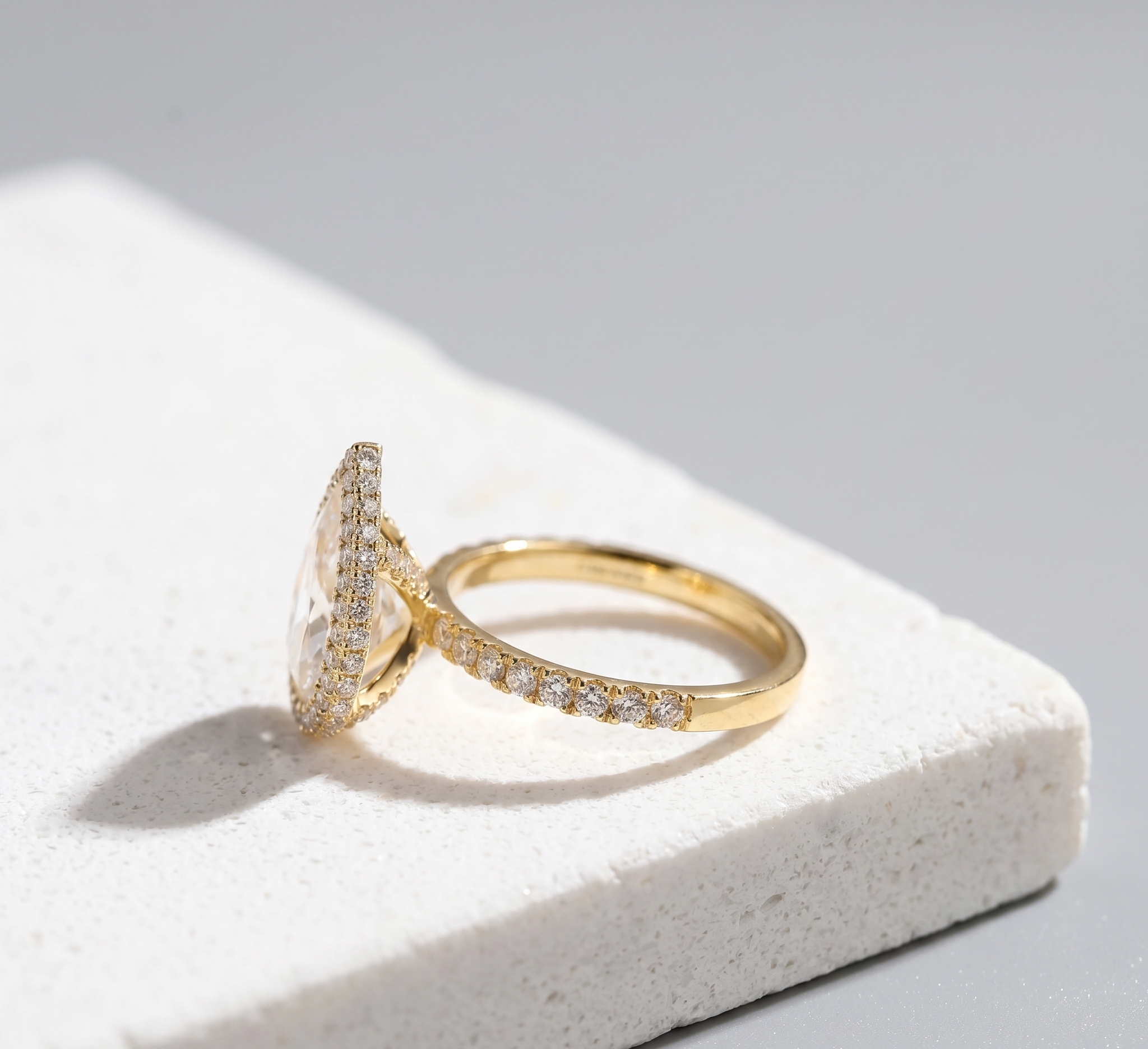 16 Pear Pave Halo 001 CY 521 YG Side Flat.png
