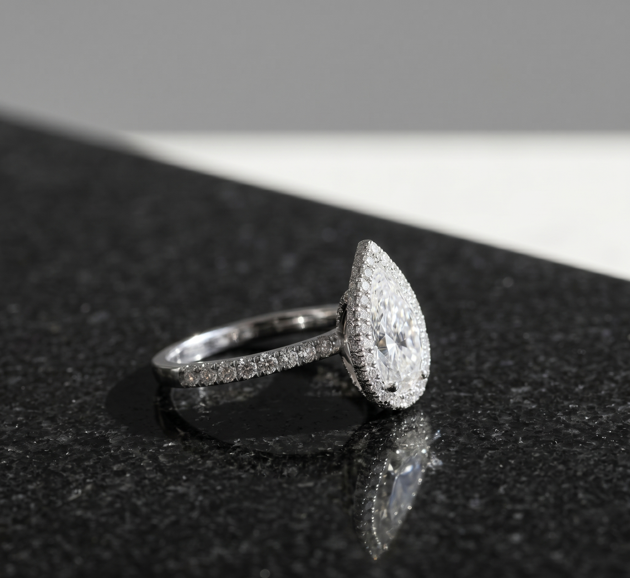 16 Pear Pave Halo 001 CY 521 WG Side Flat.png