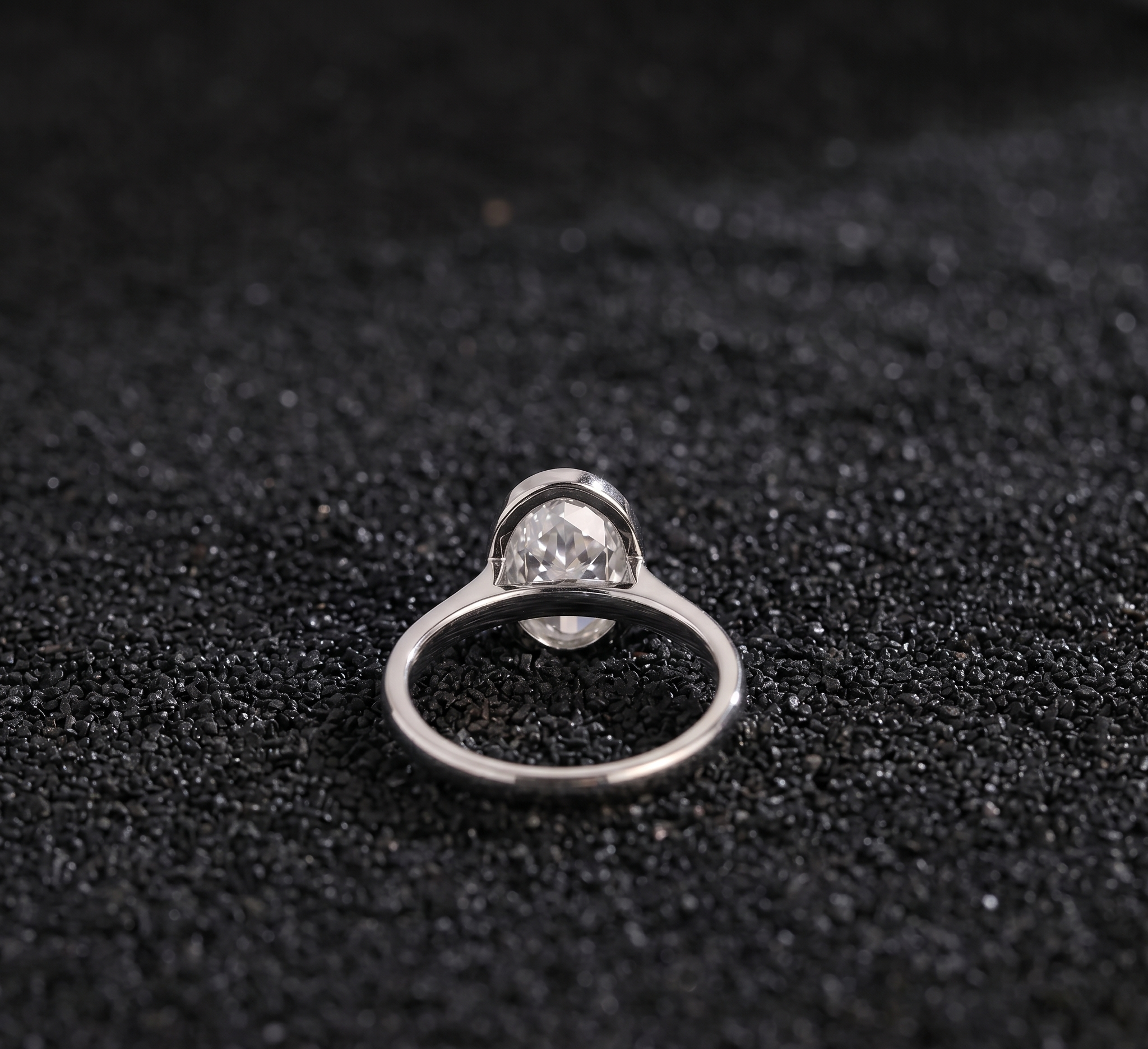 11 Oval Bezel Solitaire 004 RS 318 WG Back.png