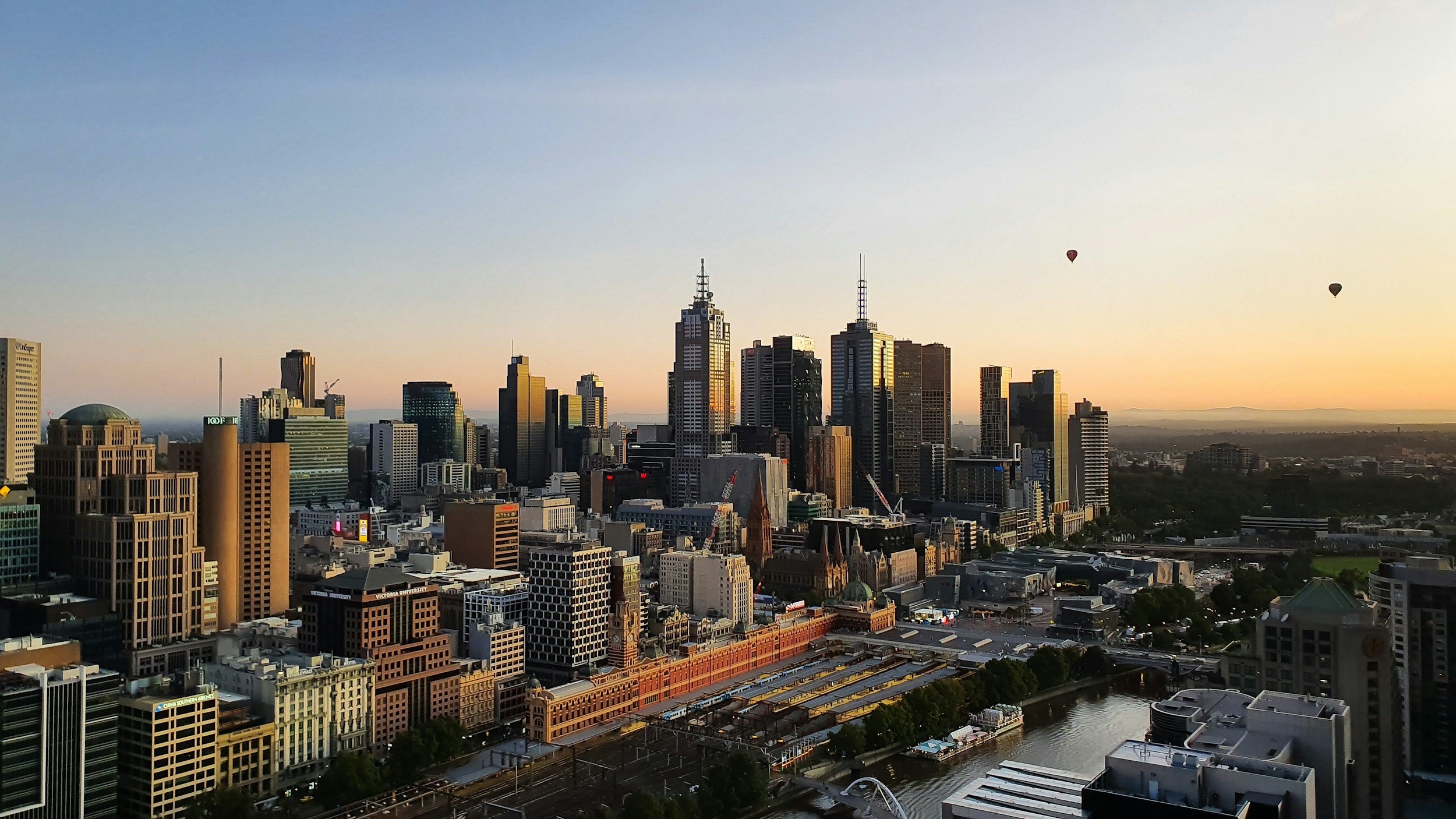 The beautiful City of Melbourne at sunrise. Experience Melbourne with J&J Stays and Accommodation