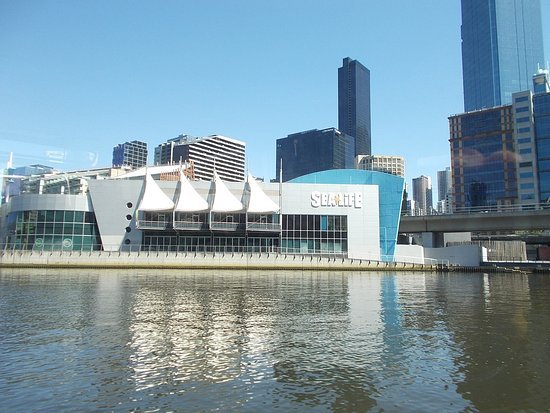 Sea Life Melbourne Aquarium, a great day out for the whole family. Located opposite the Crown Entertainment Complex. Experience Melbourne with J&J Stays and Accommodation.  
