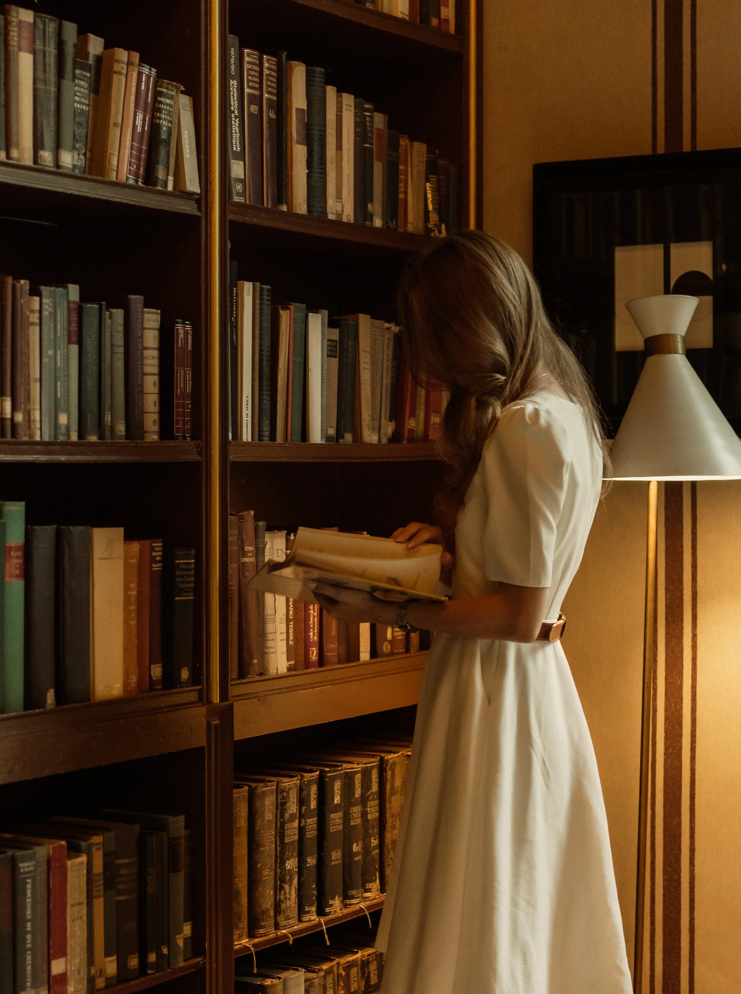 cotton-house-barcelona-05-library-guest-moment-hamid-rahmani.jpg