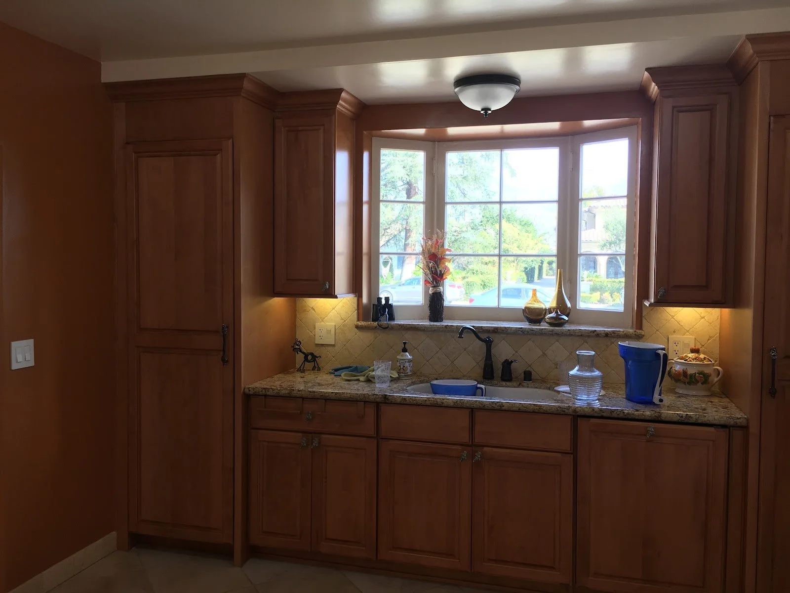 Oak kitchen cabinets and breakfast area before renovation