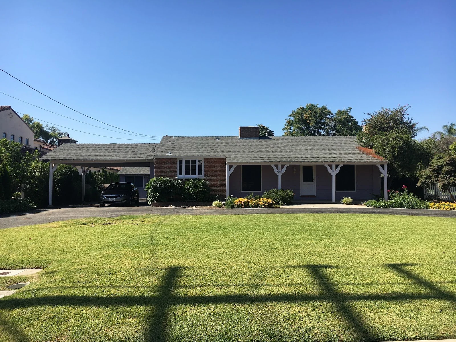 Single-story Summer House exterior and front lawn before renovation