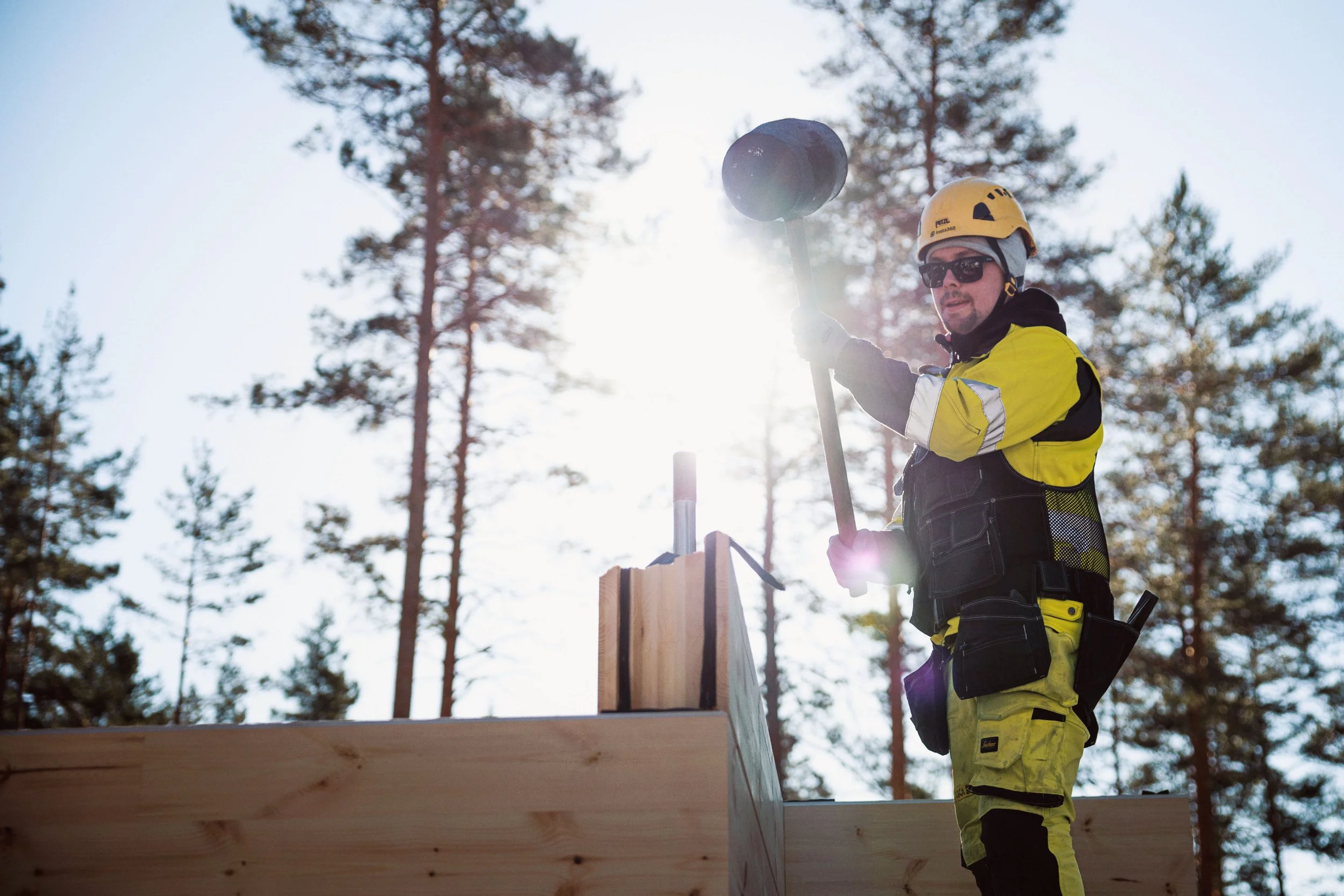 Hongan hirsiasentaja – Kuvatarinat Antti Korpi.jpg