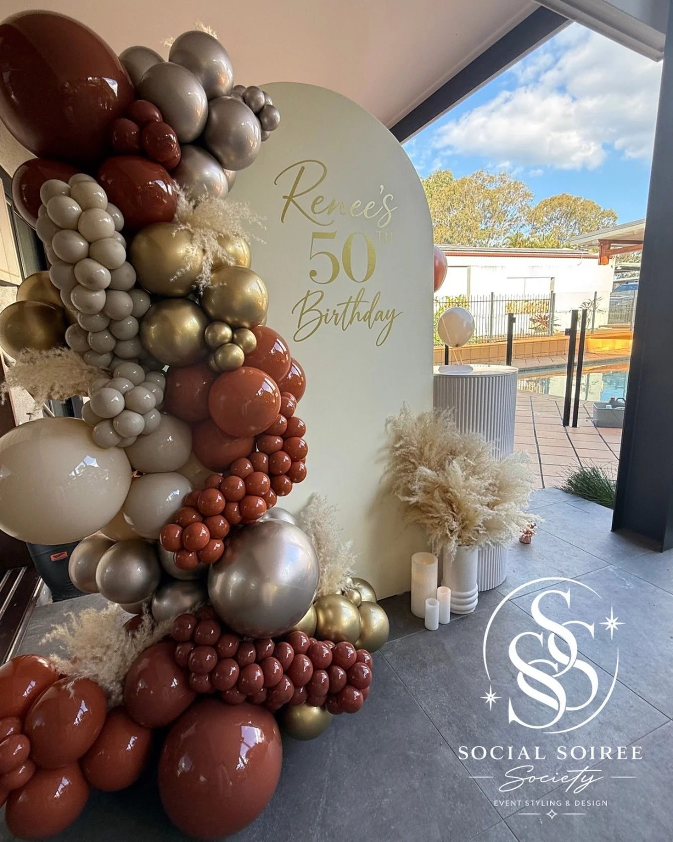 Nearly 25K of you watched this setup come together, so she deserves one last spot on the feed 🤎✨

Renee&rsquo;s 50th was all about warm neutrals, rich rust tones and metallic details and I still love how this one came together.