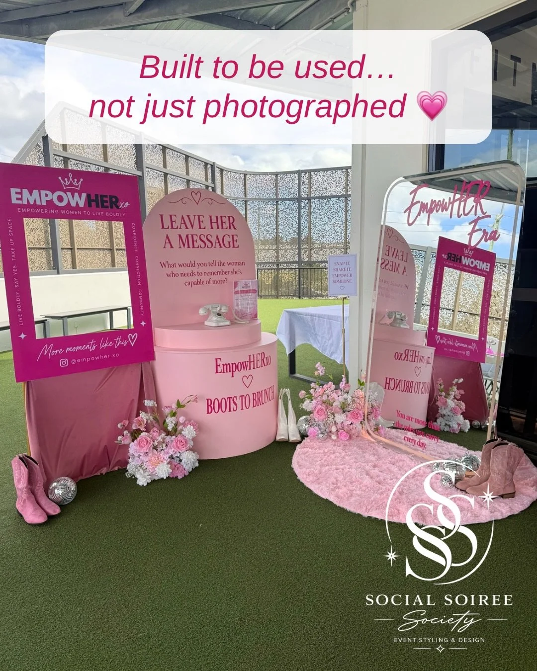 I didn&rsquo;t want this setup to just look pretty in photos&hellip; I wanted women to actually use it 💗

For @empowher.xo I styled a &ldquo;Leave Her a Message&rdquo; phone station, an Empowher photo frame and a mirror moment, all made for women to
