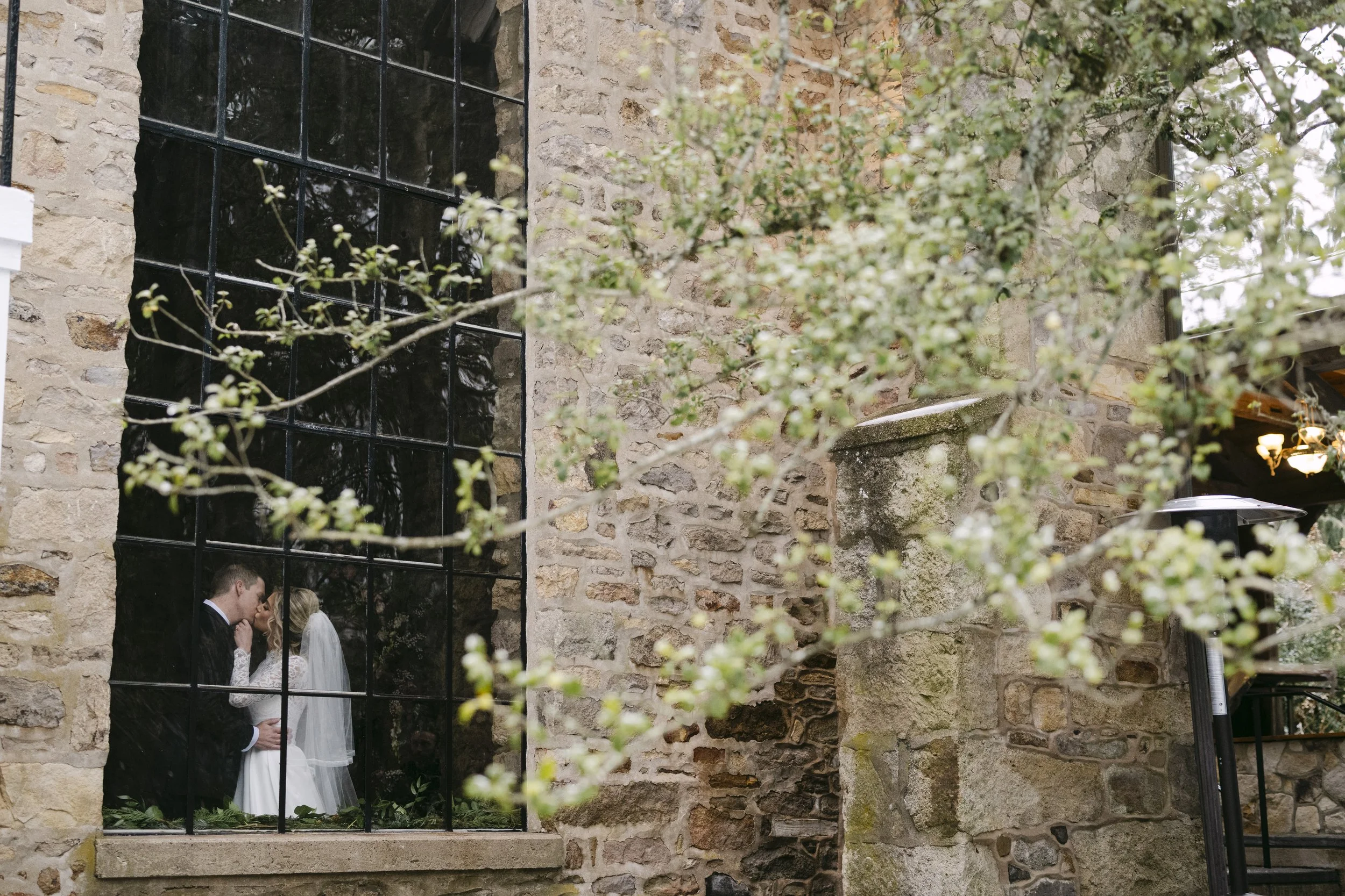 tyler-boye-photography-hollyhedge-estate-couple-portraits-stone-building.jpg