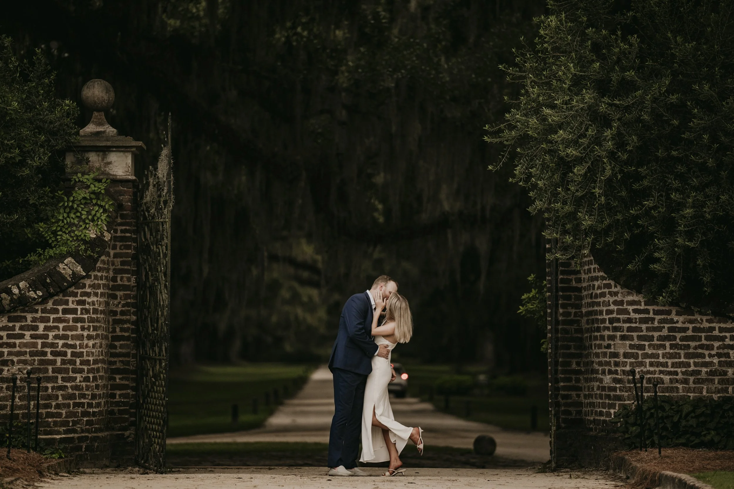 boone-hall-Charleston-sc-engagement-photographer-couple-16.jpg