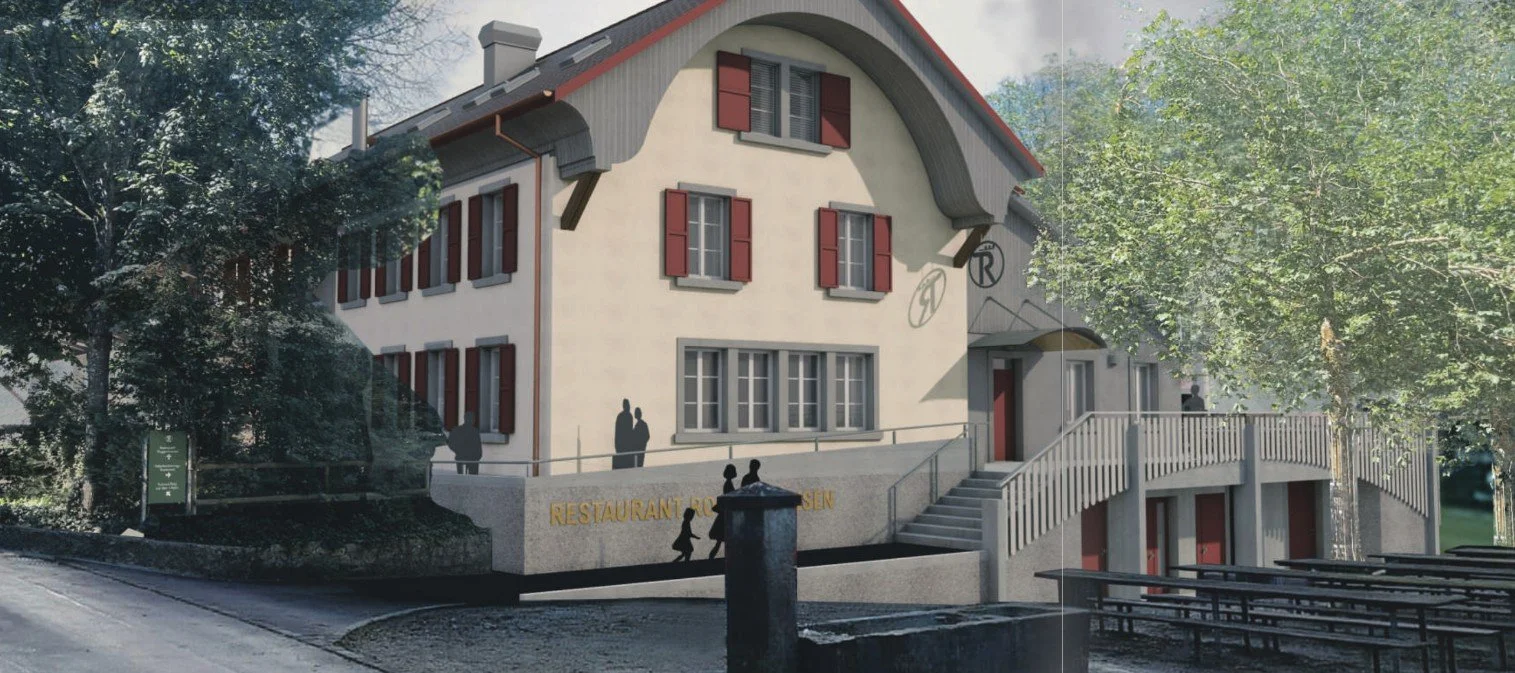 Älteres Gebäude mit roten Fensterläden und Außentreppe, umgeben von Bäumen, mit Menschen im Vordergrund und einem Restaurant am unteren Rand.