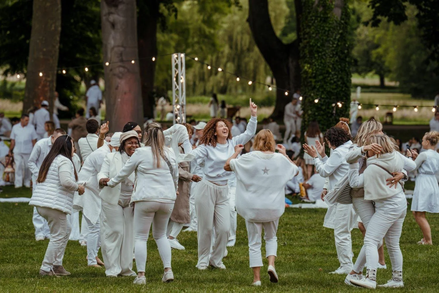 White pinic at a chateau 8.jpeg