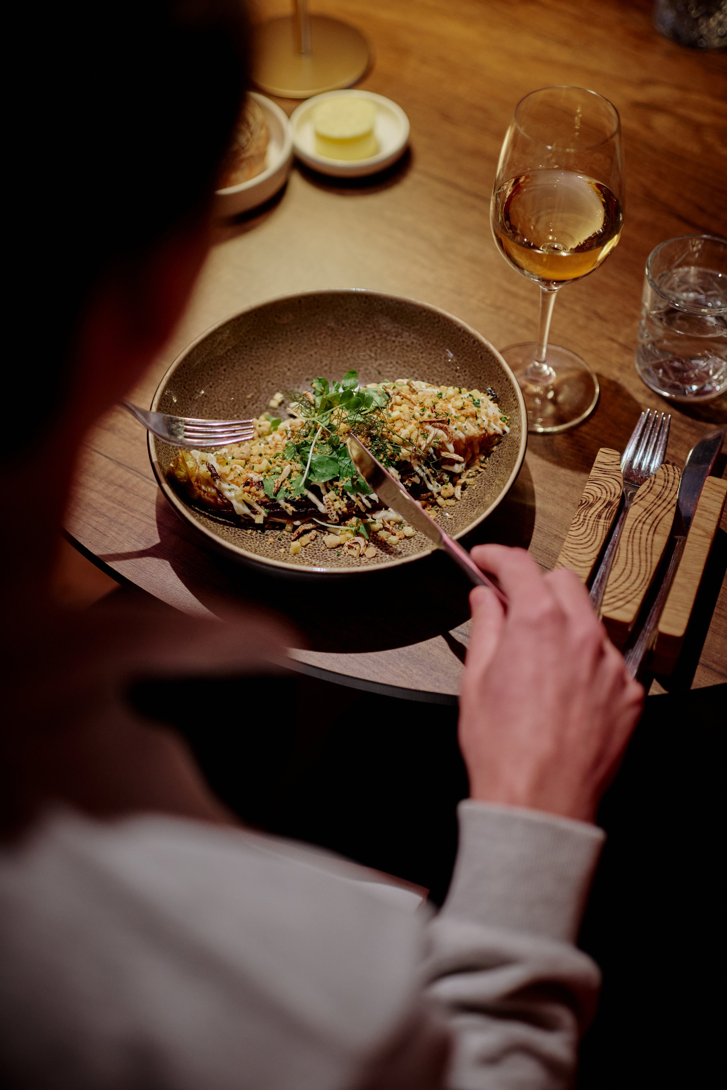 Gast aan tafel met groentegerecht in kom bij Souterrain 1634 Hotel Corps de Garde Groningen