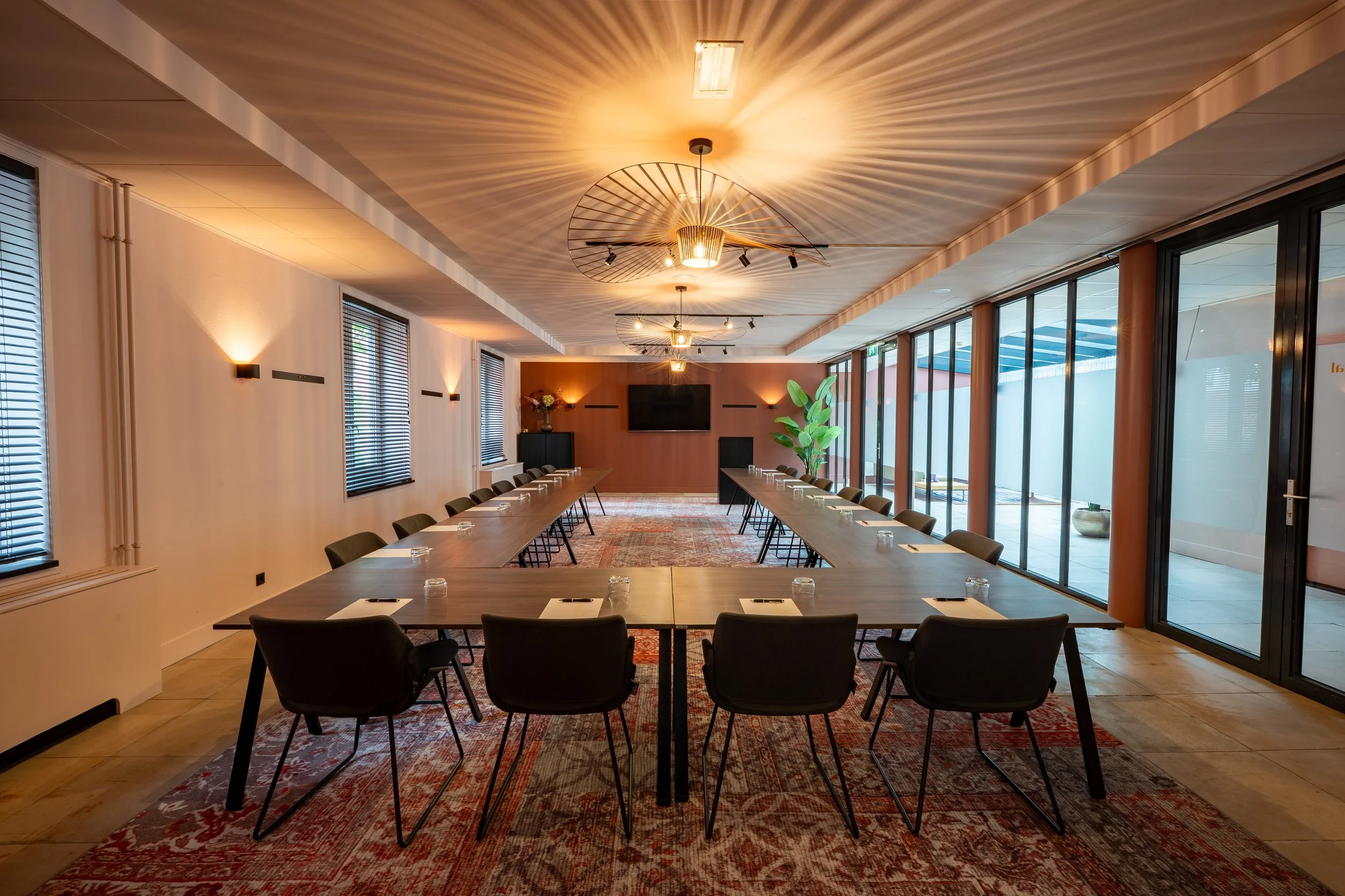De Boteringezaal vergaderruimte Hotel Halbert Groningen met u-opstelling, presentatiescherm en sfeervolle verlichting