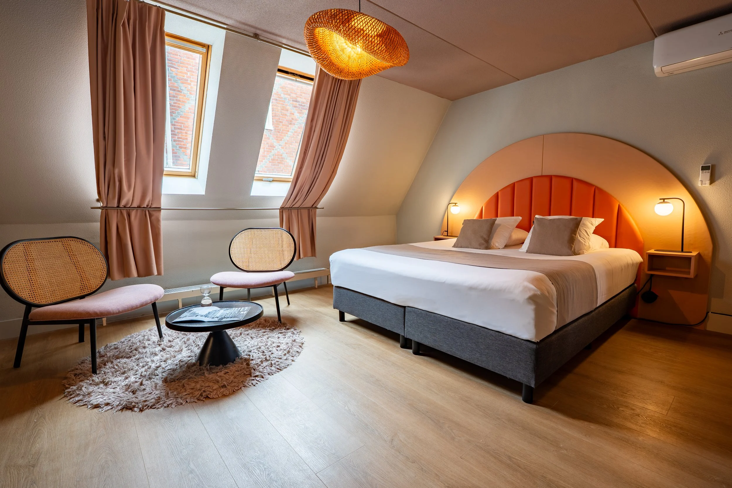 Exterieur van Hotel Halbert aan de Oude Boteringestraat in Groningen, met rode bakstenen gevel en warme tegenlichtsfeerExterieur van Hotel Halbert aan de Oude Boteringestraat in Groningen, met rode bakstenen gevel en warme 
